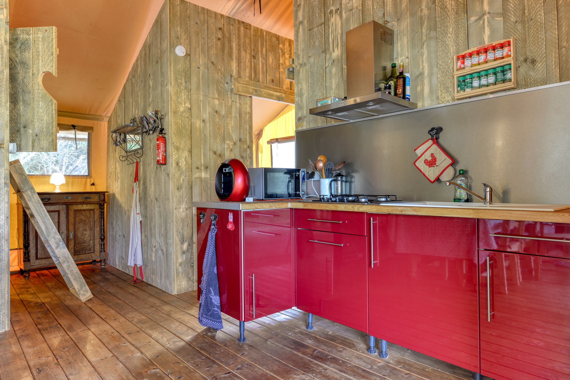 Tente Joy : un safari lodge au cœur du Languedoc-Roussillon à Velieux — vue depuis la terrasse