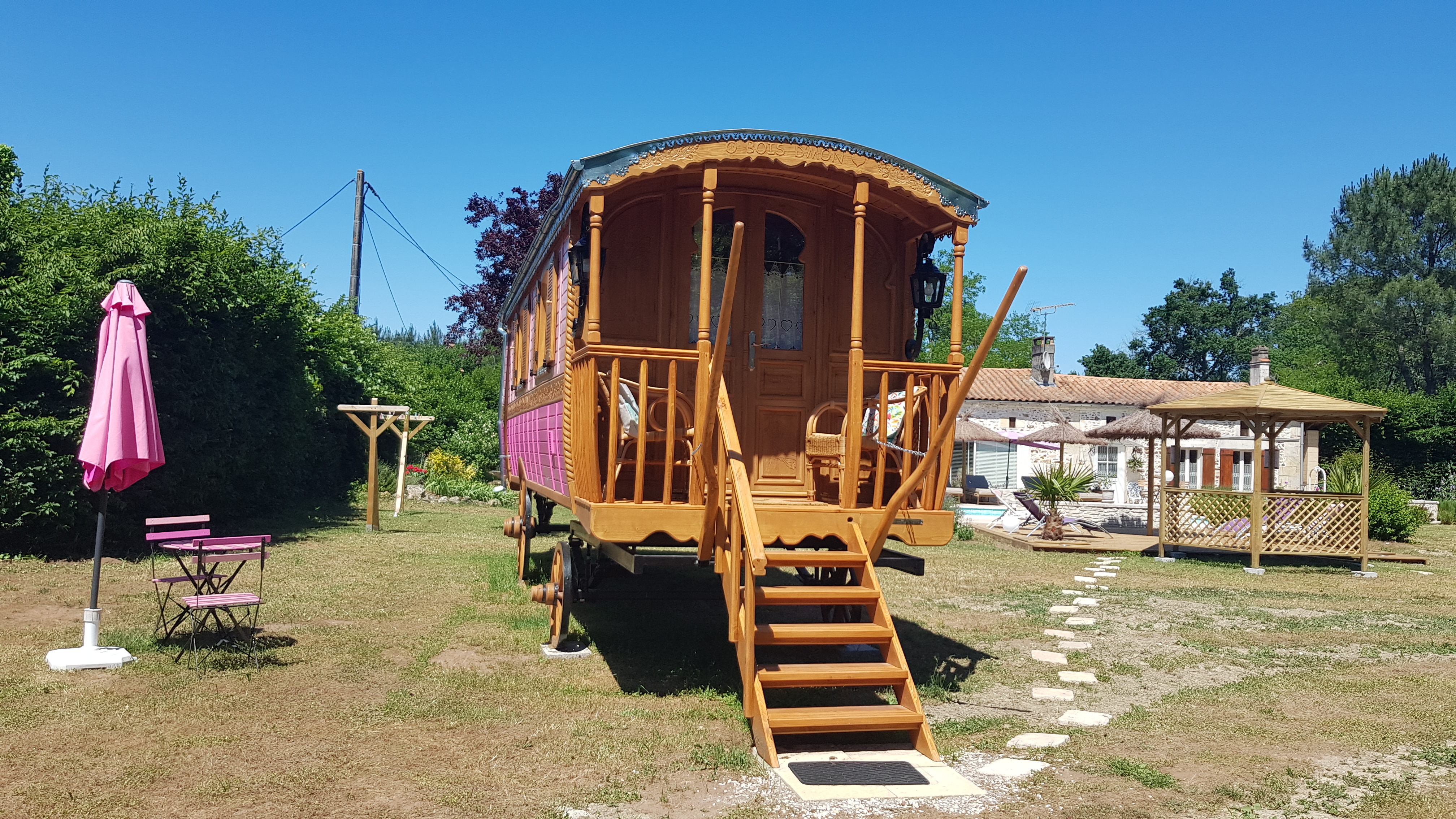 Roulotte Ô Bois d'mon cœur : une évasion poétique en Nouvelle-Aquitaine à Bussac-Foret — vue intérieure