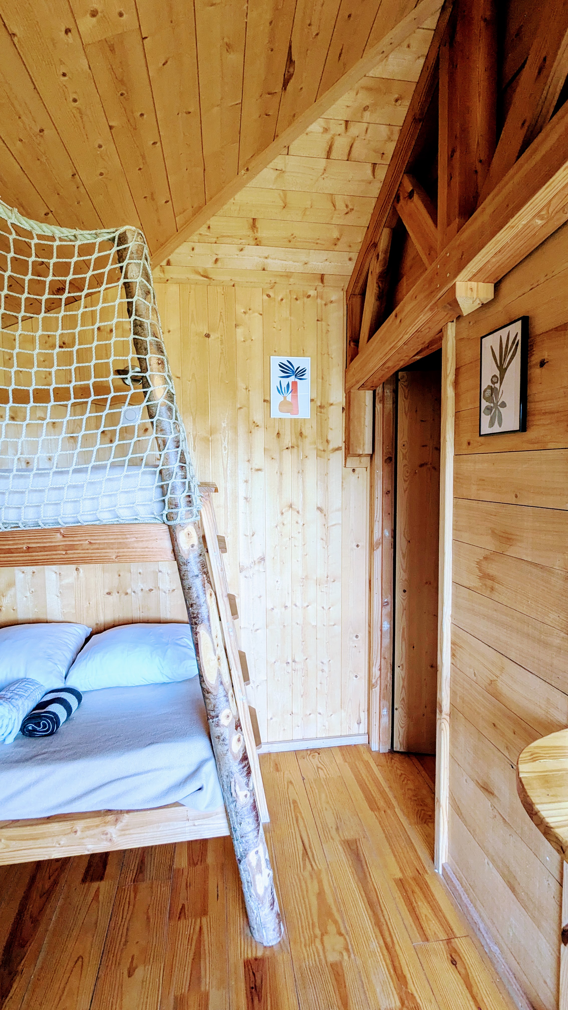 La Chênaie : une cabane sur pilotis pour une immersion en nature à Serrières-Sur-Ain — vue depuis la terrasse