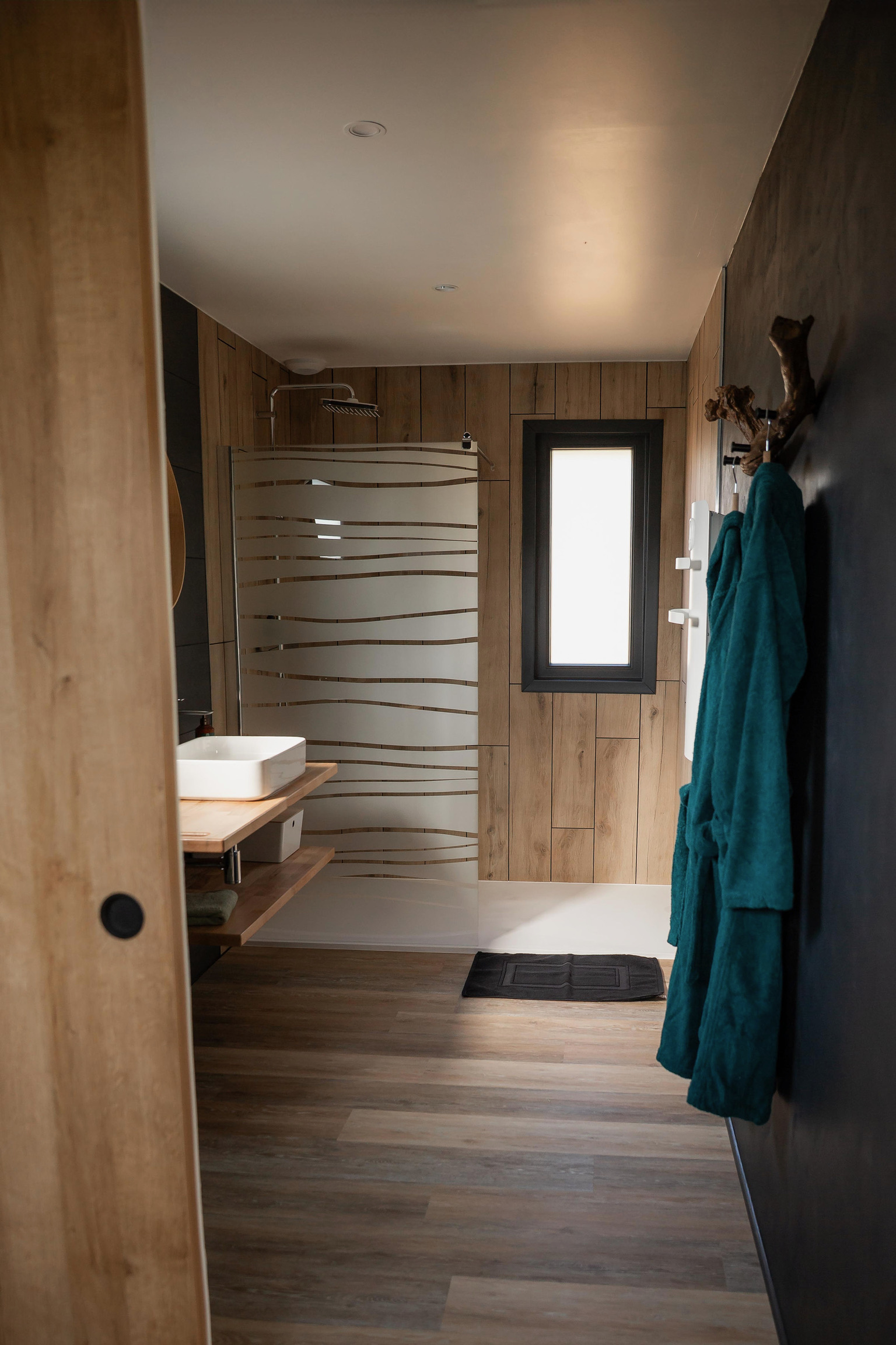 Helsinki - Bain Nordique — Ecolodge avec spa à Vosges à Épinal — détail architectural