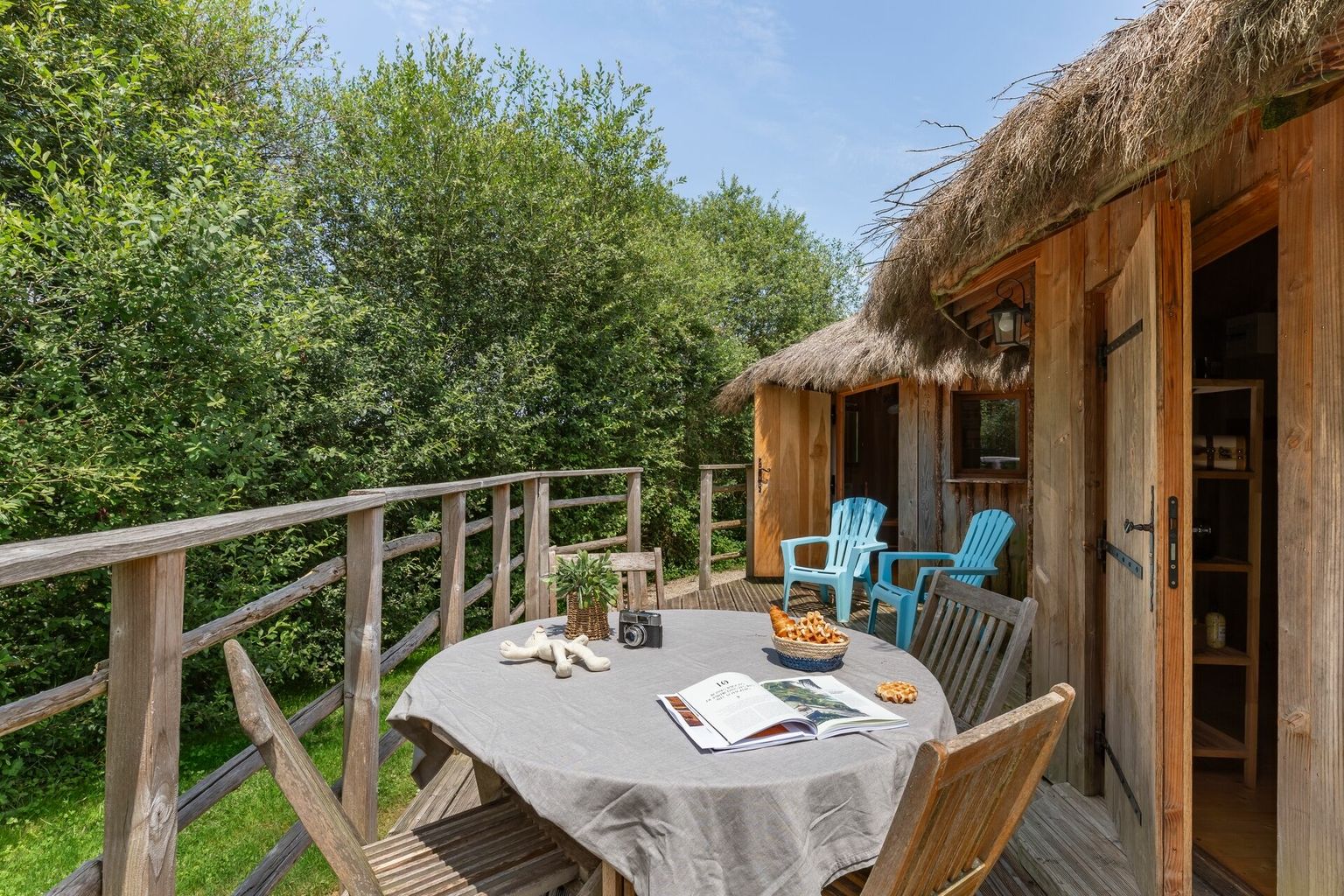 La Hutte Aigrette : une cabane flottante au cœur de la nature à Pressac — vue intérieure
