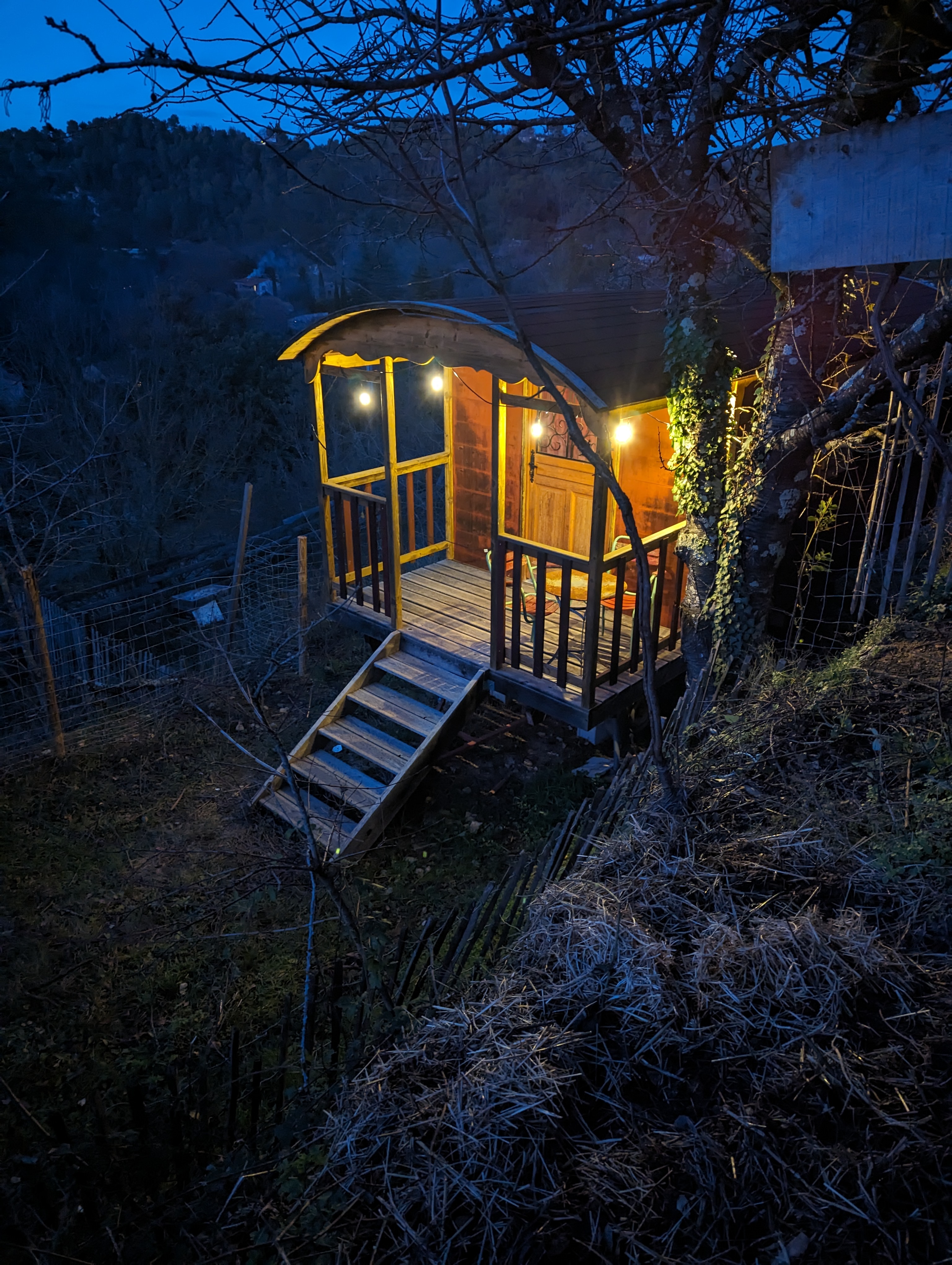 Roulotte en Ecolieu : une escapade insolite en Provence à Barjols — espace de vie