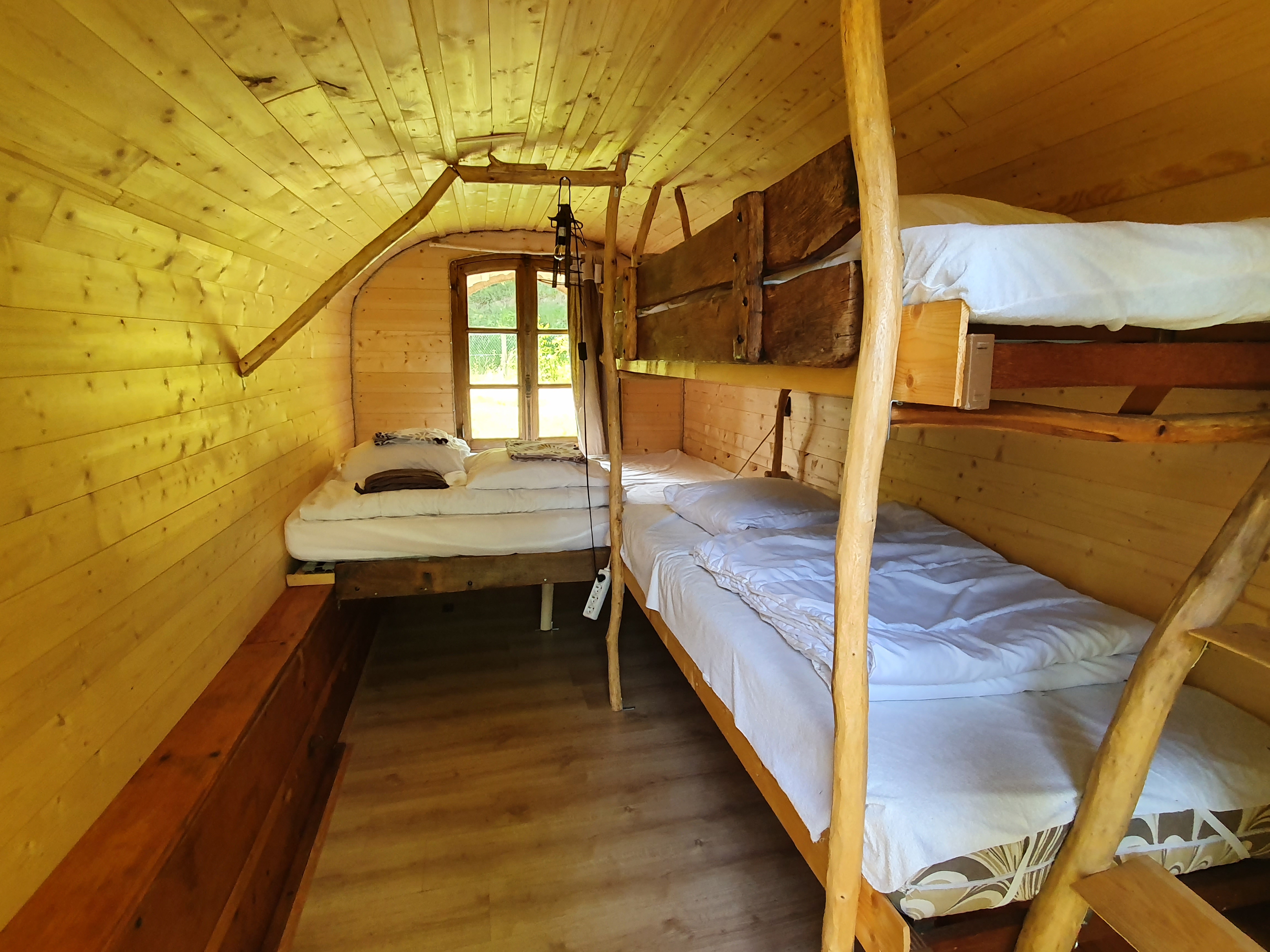 Séjournez dans un chariot de pionnier en Auvergne à Huriel — chambre