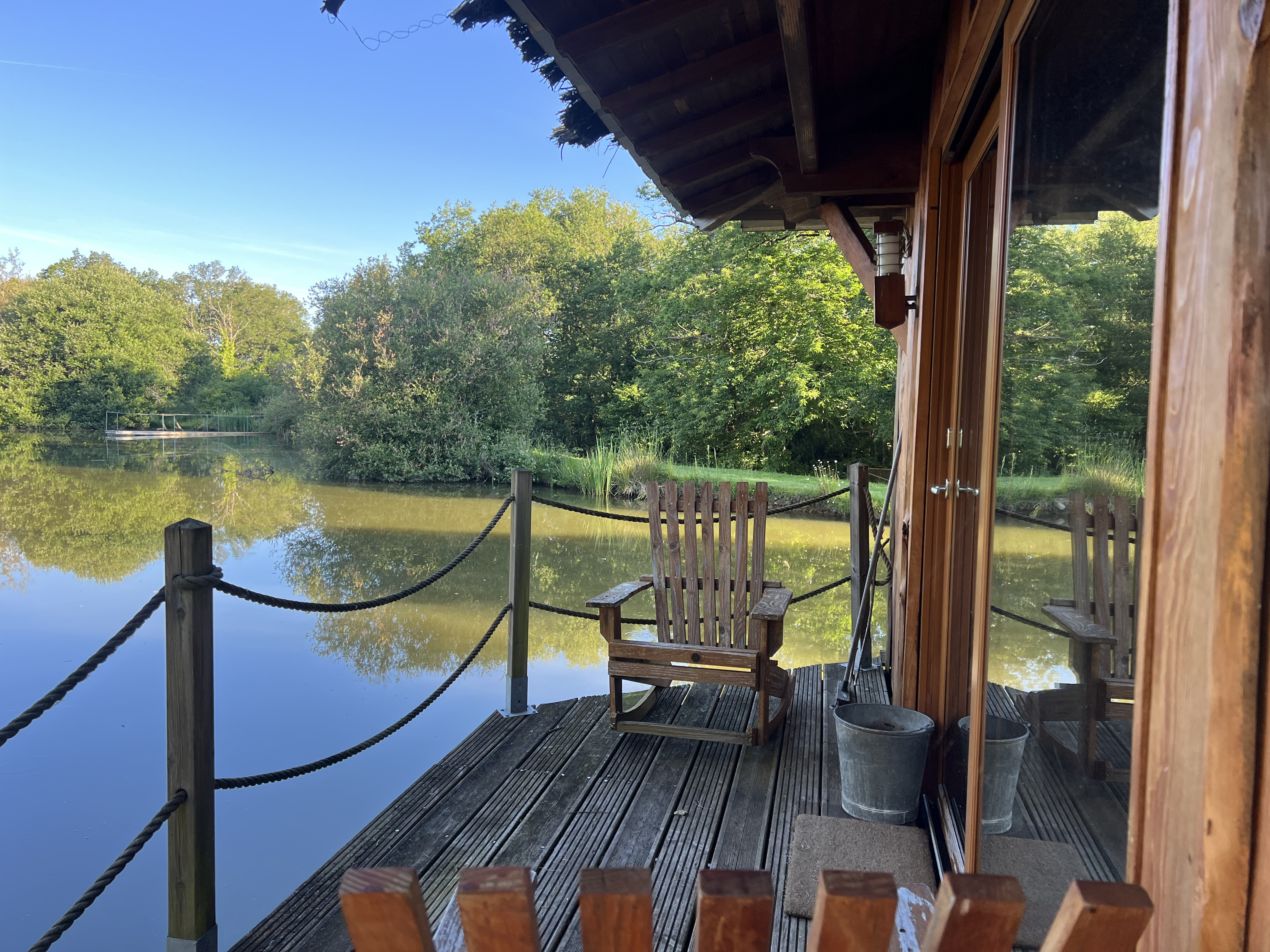 La Cabane des Tourtereaux — Cabane sur l'eau avec spa à Creuse à Chamberaud — vue intérieure