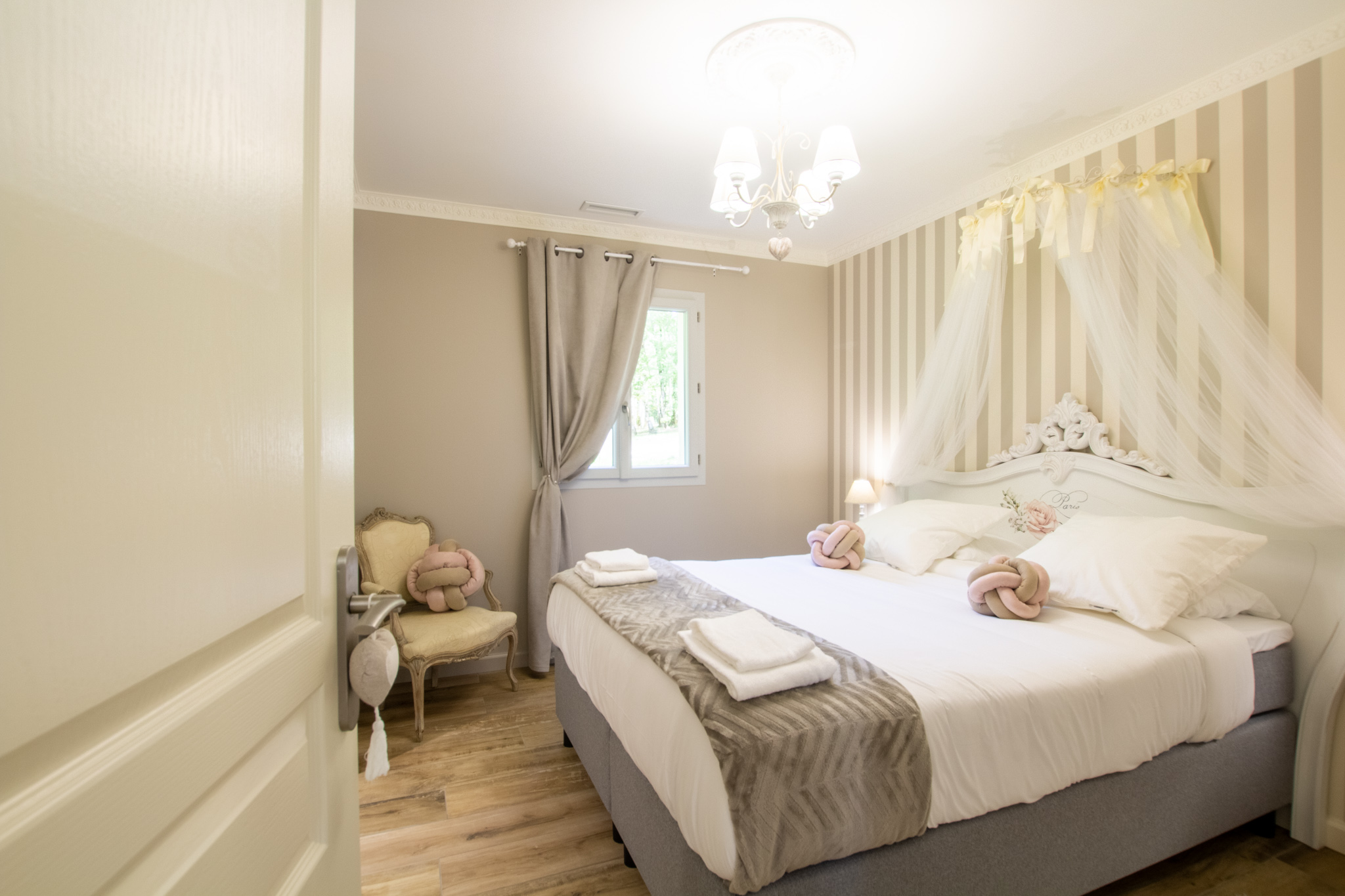 Gîte Romantique & Spa privatif — Maison insolite avec jacuzzi en Dordogne à Coursac — espace de vie