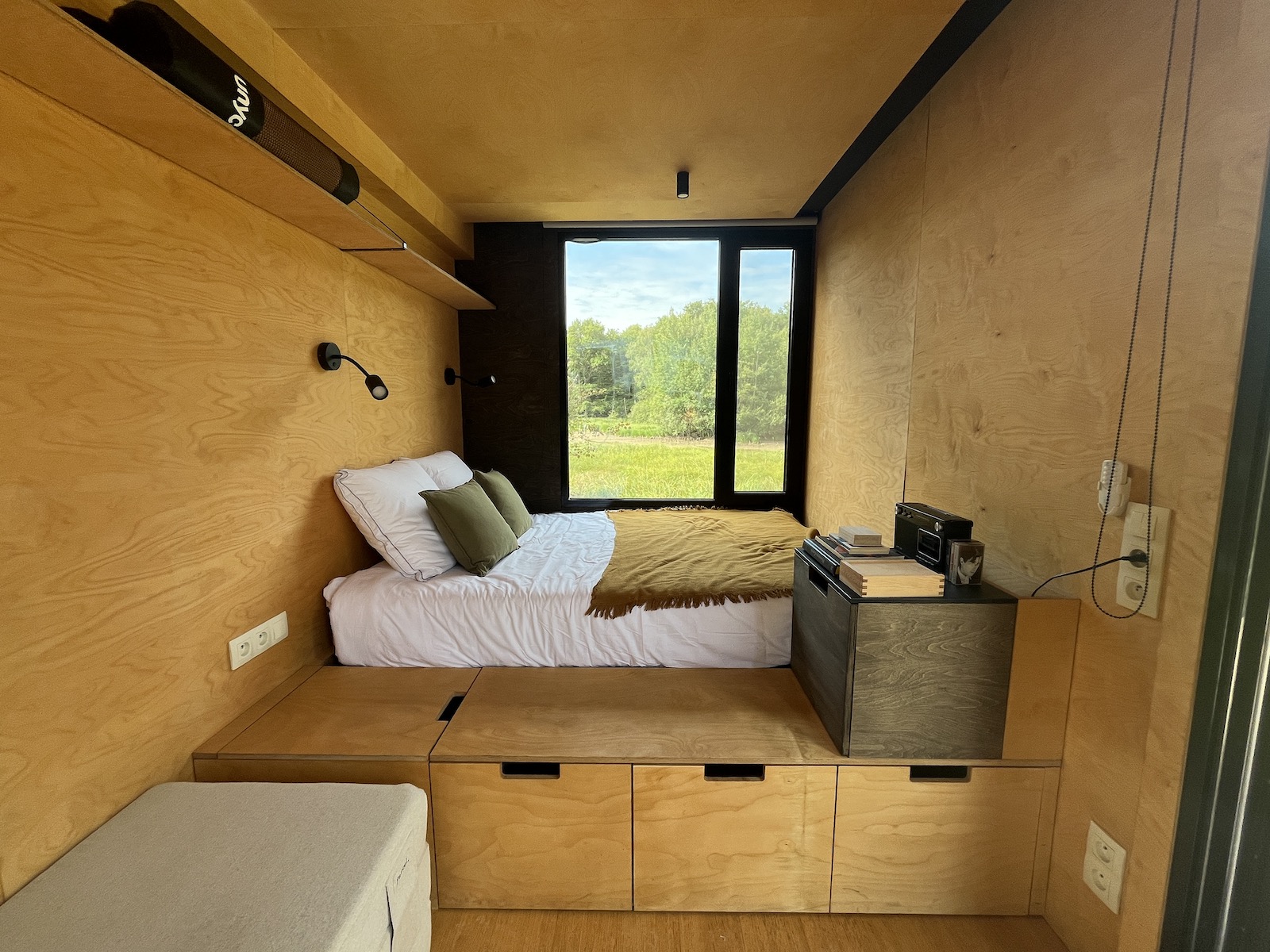 Parcel Tiny House — Évasion nature avec vue sur l'étang en Yonne à Auxerre — vue intérieure