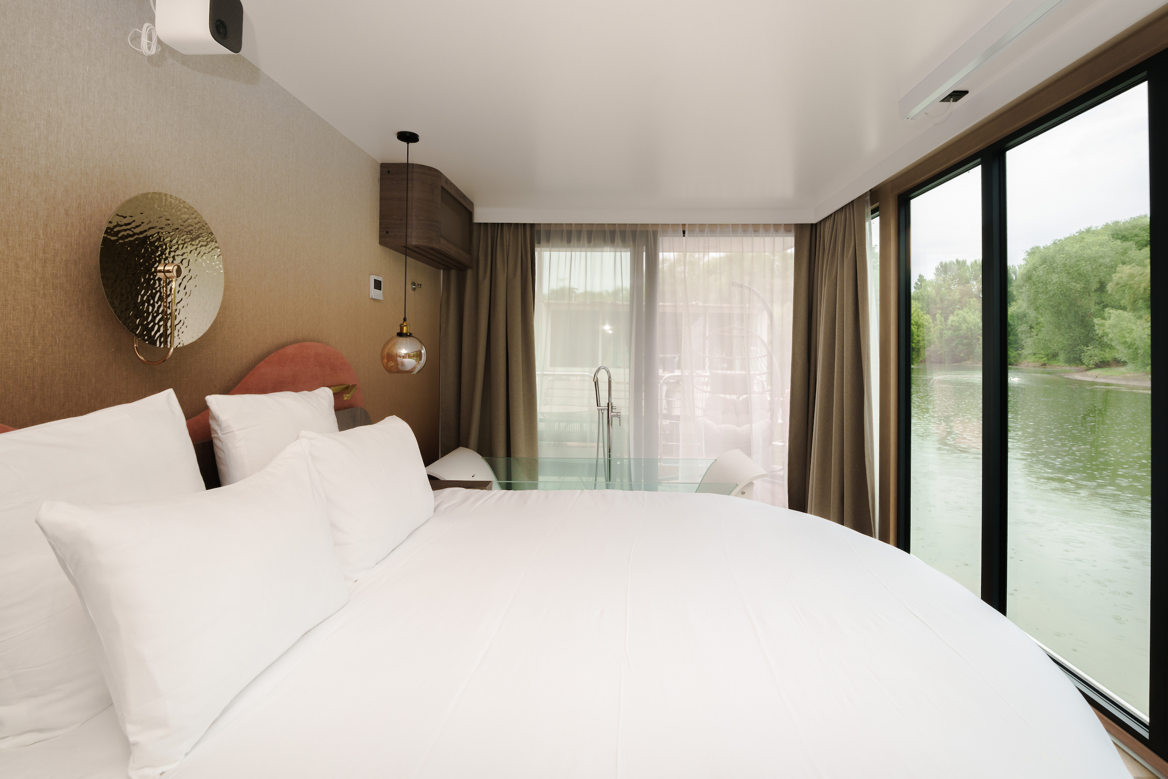 Suite flottante Panoramique Lit rond Balnéo — Maison insolite avec spa à Poissy à Poissy — chambre