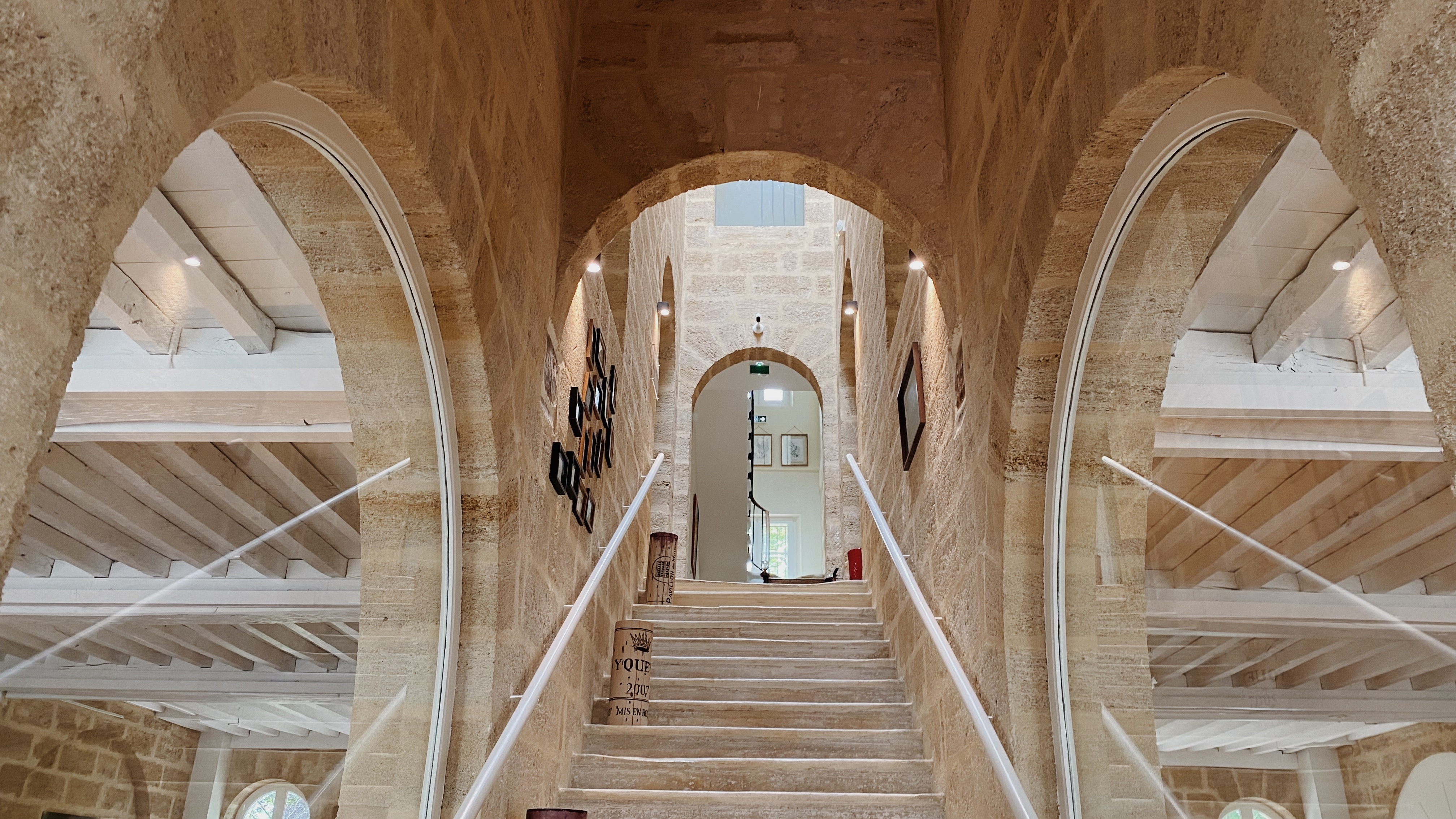 Magnum 1,5 — Suite élégante avec spa à Lussac en Gironde à Lussac — détail architectural