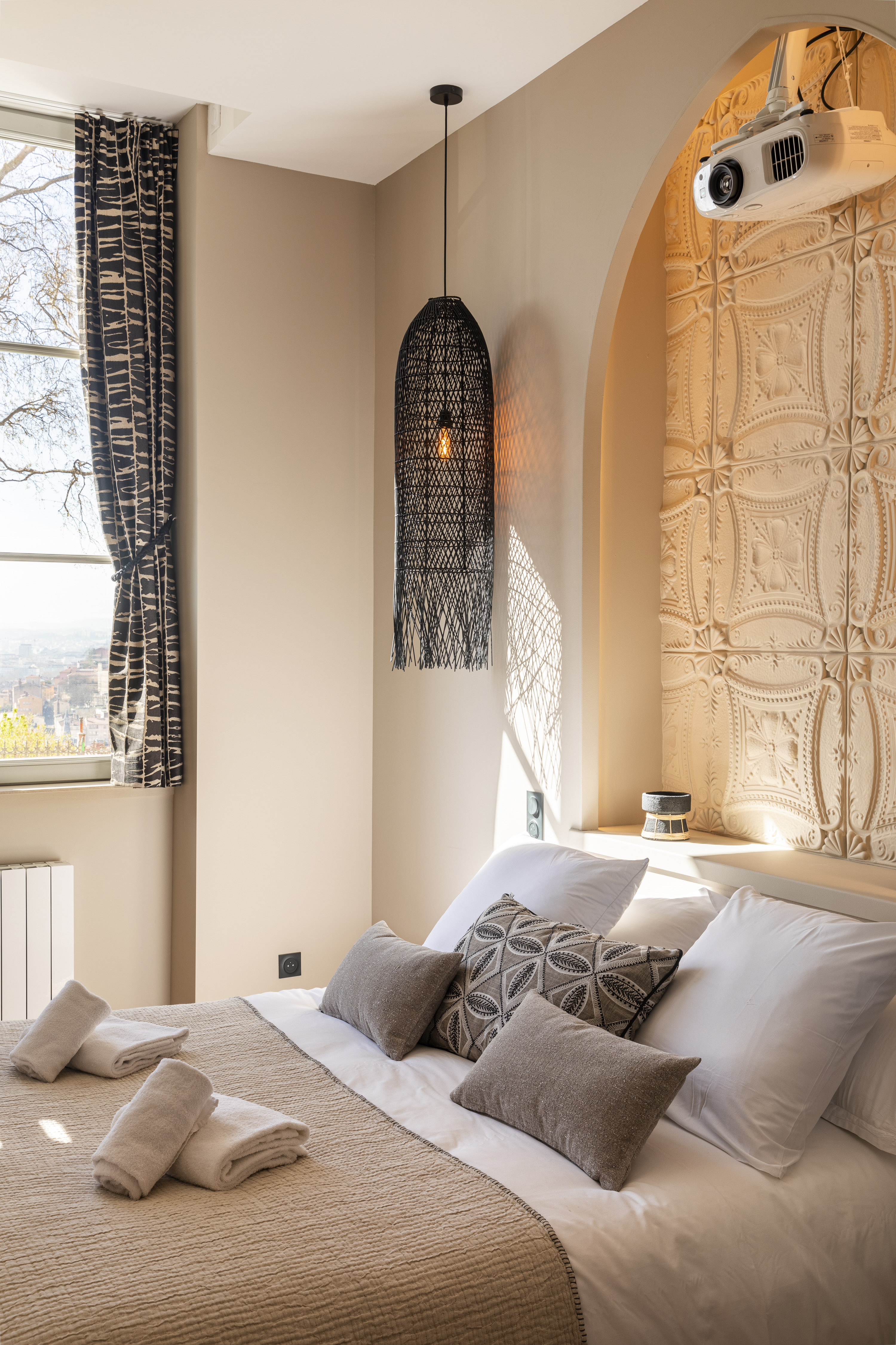 Une expérience immersive dans une suite de luxe avec spa et cinéma à Lyon — environnement naturel