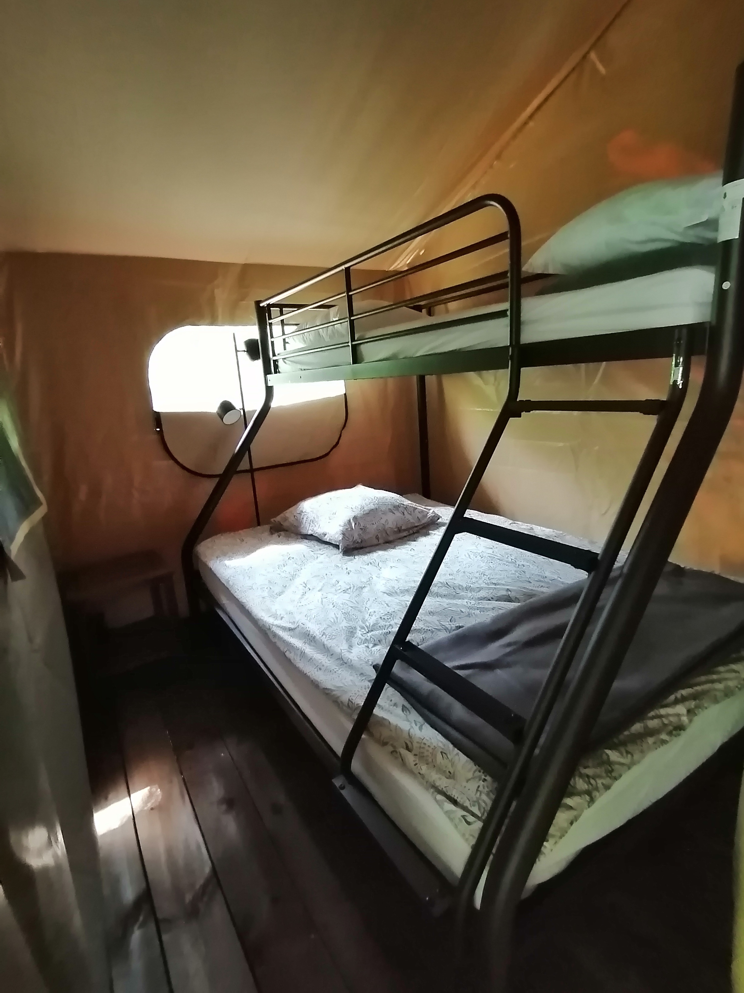Tente lodge 5 personnes : une expérience immersive en pleine nature à La Motte-Chalancon — vue depuis la terrasse