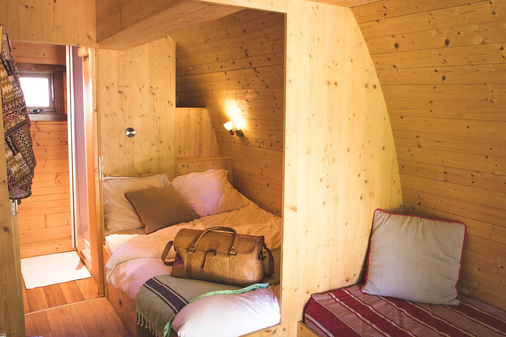 Cabane forestière : une immersion au cœur de la nature à Angé — chambre