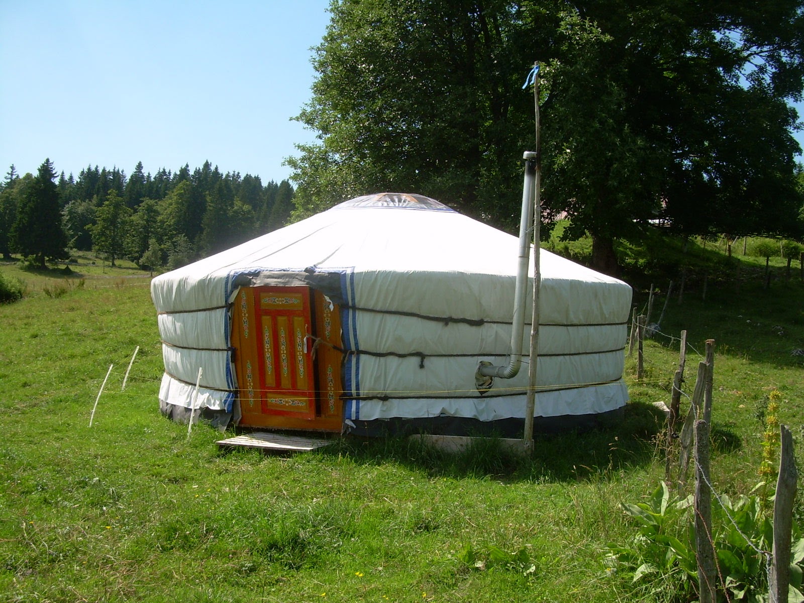 Séjournez dans une yourte bosquet en Franche-Comté