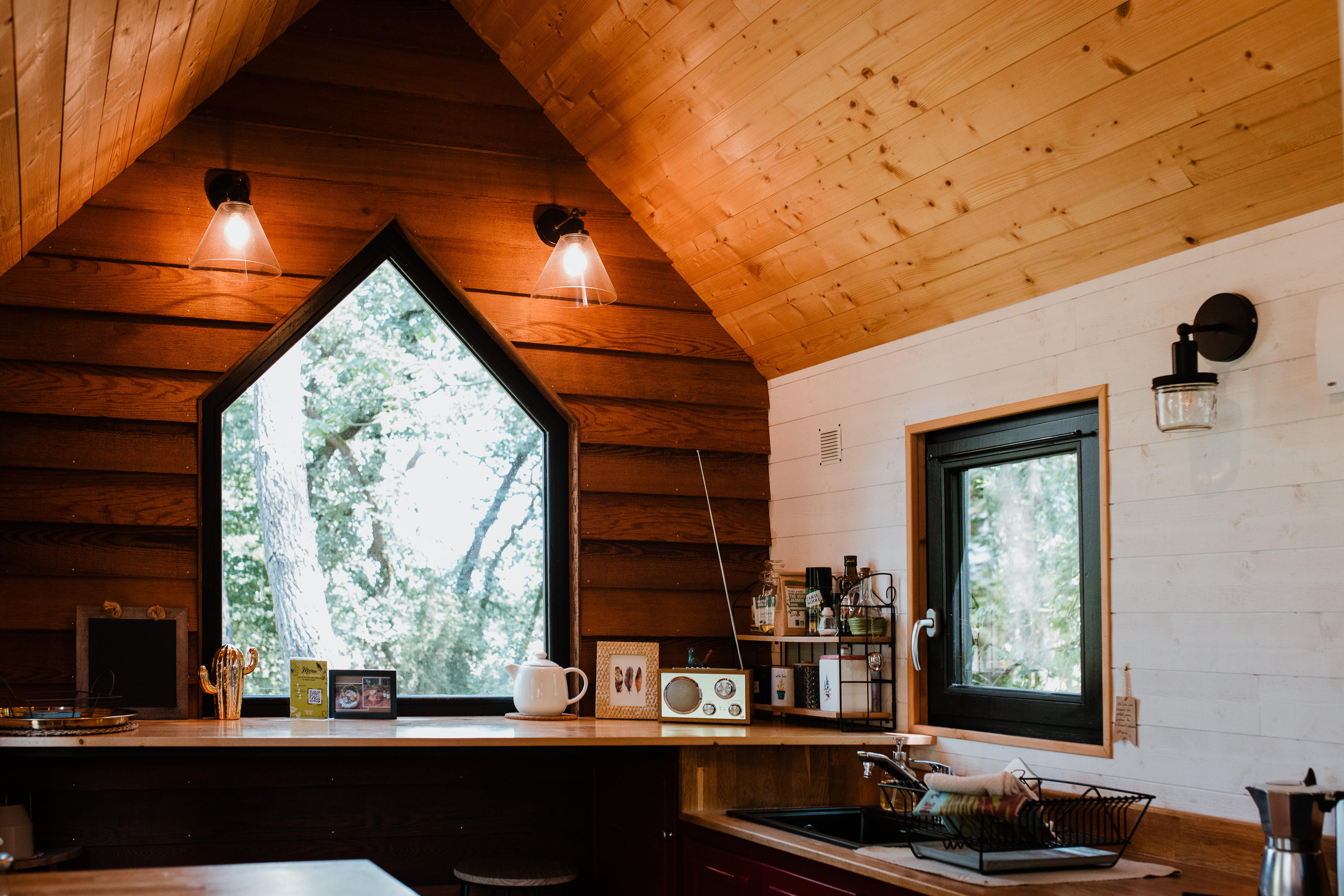 La Calypso : une tiny house moderne au cœur de la nature à Clefs-Val-D'anjou — cuisine