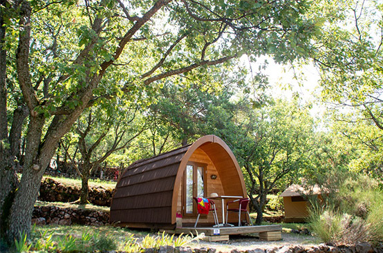 Un pod enchanteur au cœur de la nature provençale à Aiguines — vue intérieure