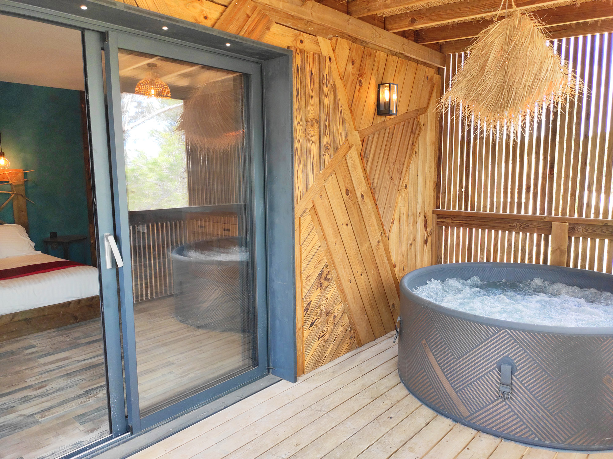 Cabane Jacuzzi — Nuit romantique avec spa à Gard à Nîmes — espace de vie