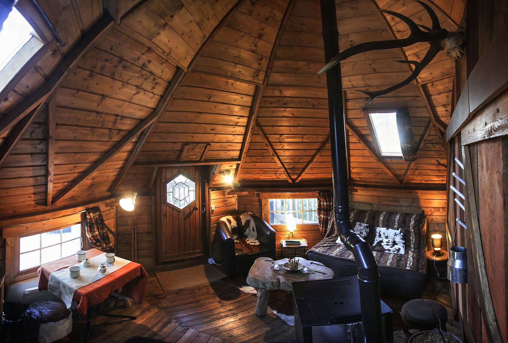 Cabane sur pilotis avec spa des Trappeurs en Auvergne à Cheylade — espace de vie