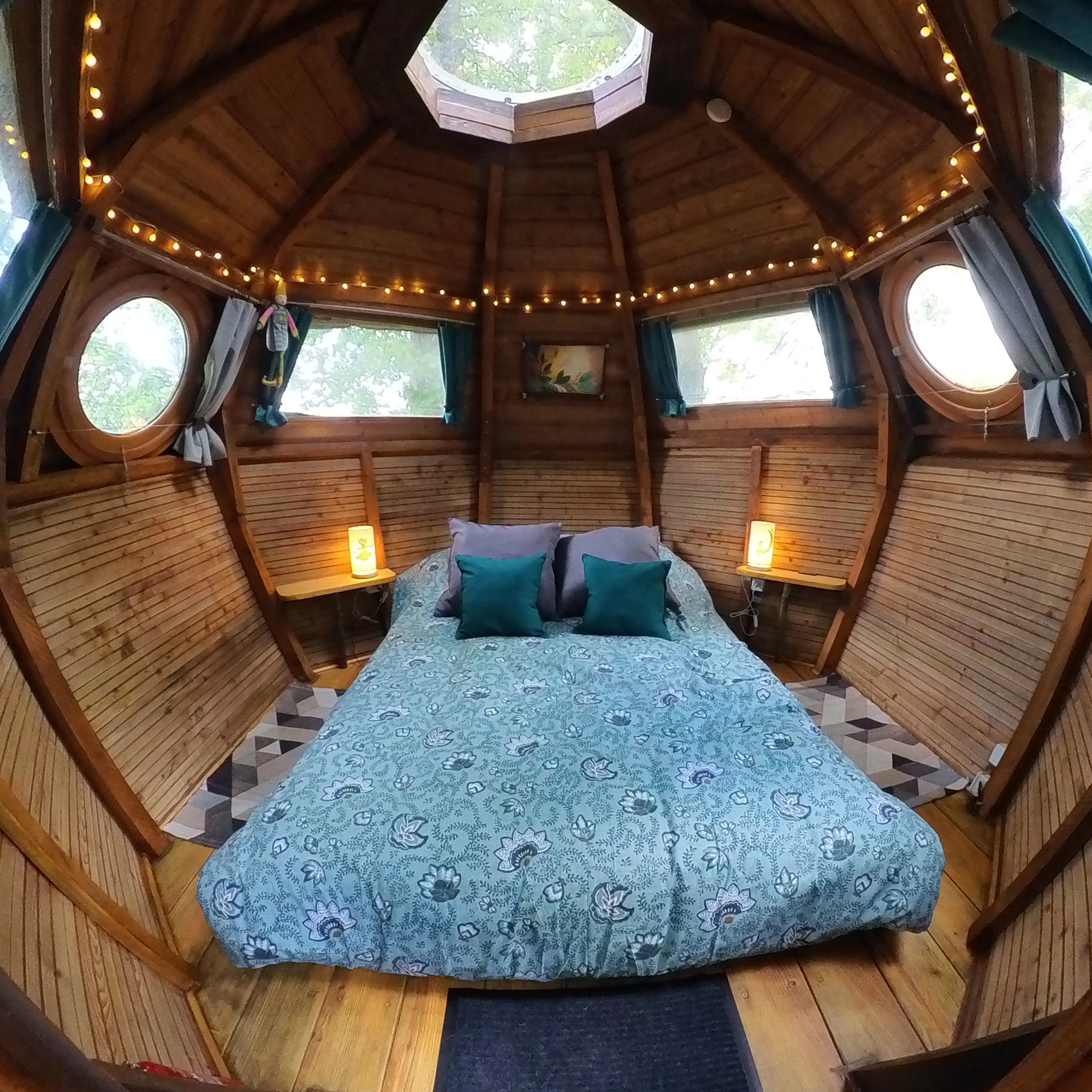 Le Nid des Farfadets : une cabane perchée au cœur de la nature à Chamigny — espace de vie