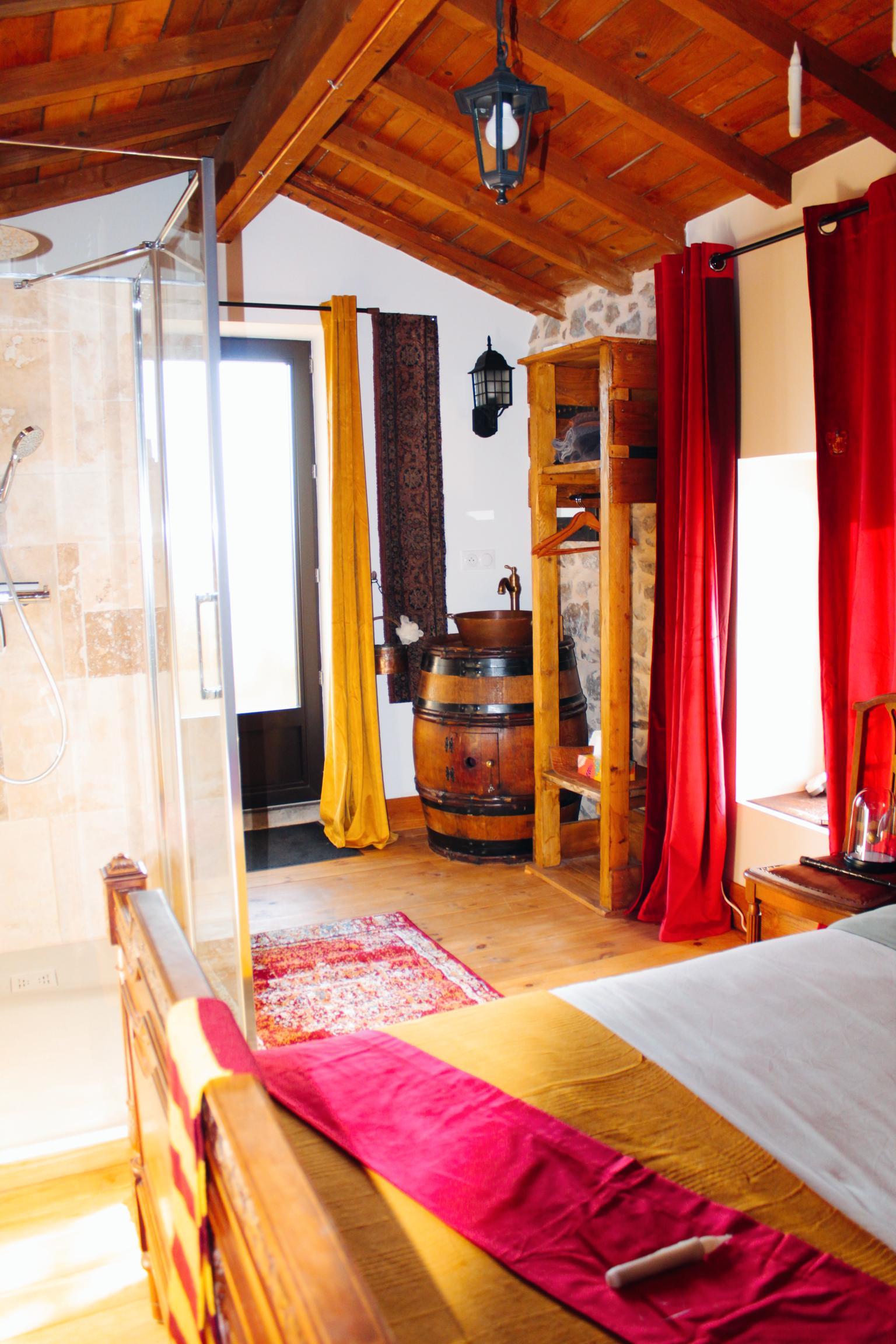Le Placard du sorcier — Chambre à thème avec spa à Rhône à Sarcey — chambre
