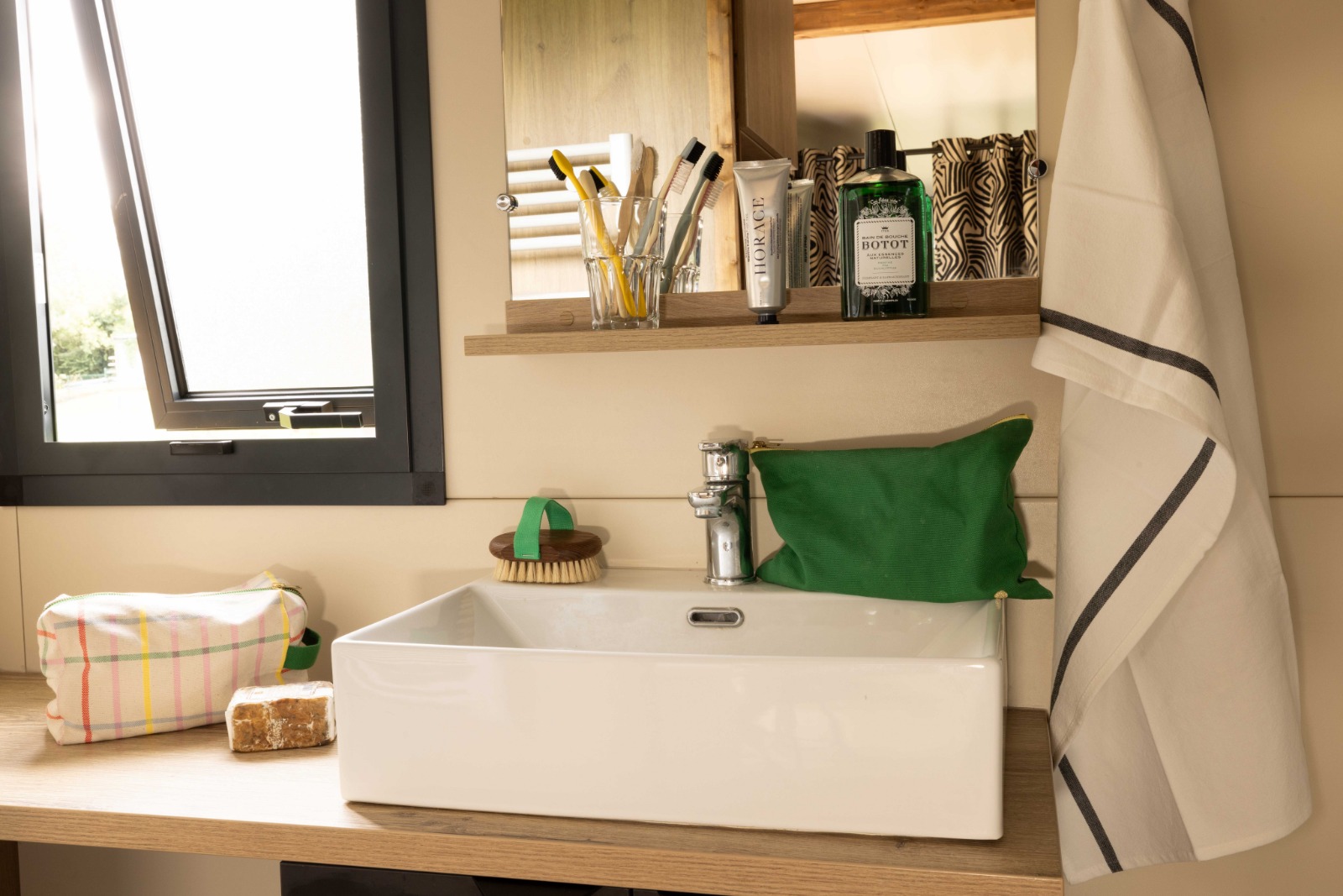 Tiny House — Évasion nature avec spa à Saintes Grandes Rives en Charente-Maritime à Chaniers — cuisine