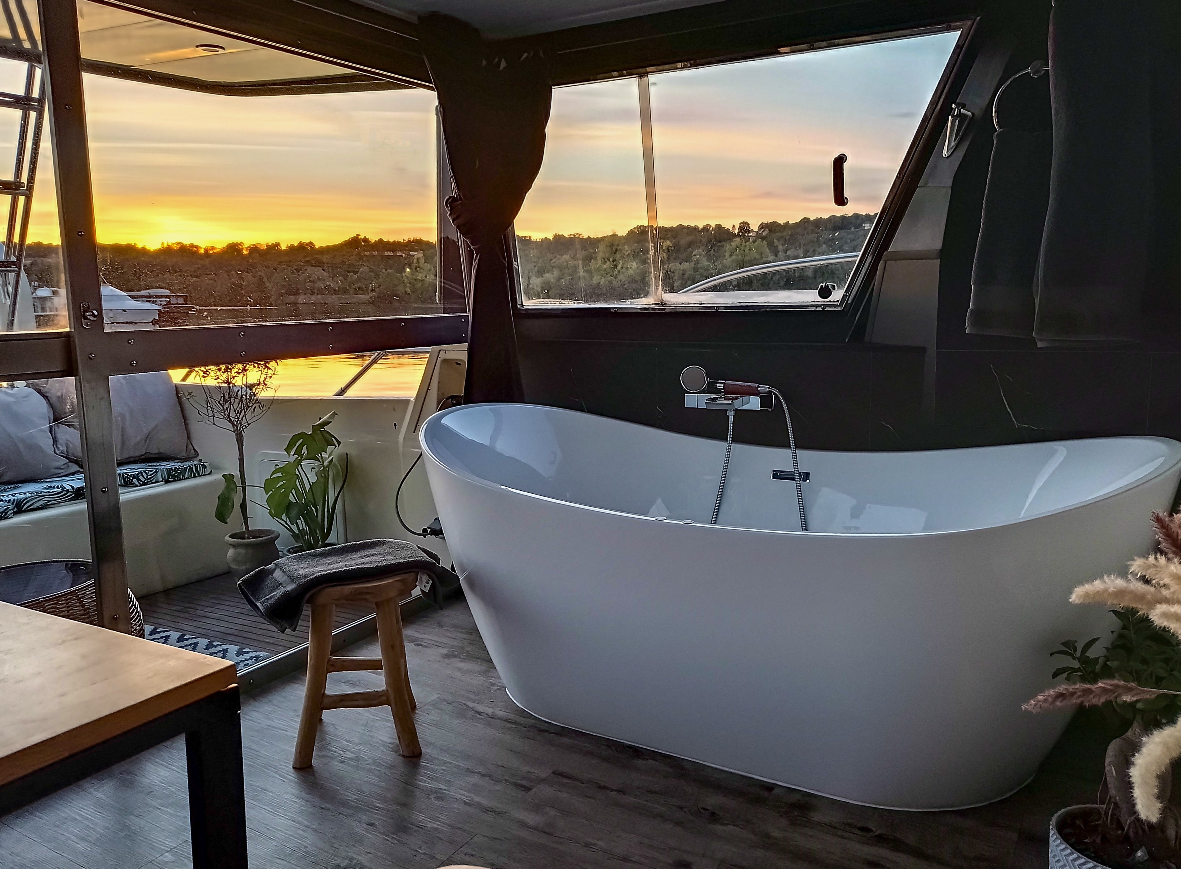 Yacht L'Odysea — Péniche avec spa à Port Ilon (Yvelines)