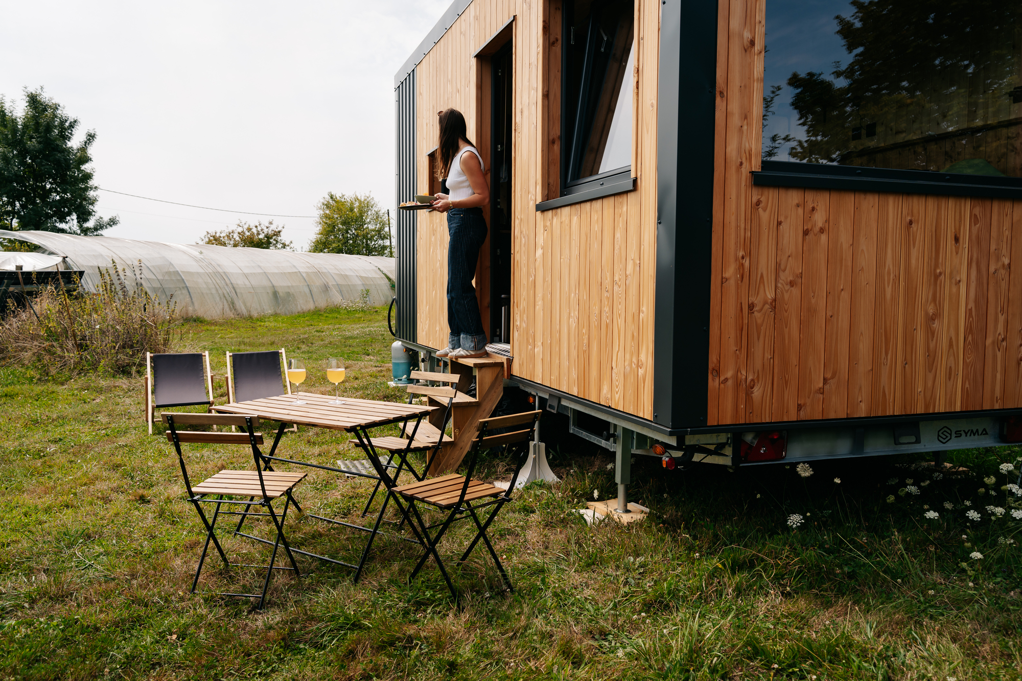 Escapade Châtelaine — Tiny House avec spa à 1h20 de Lyon à Chalon-sur-Saône — espace de vie
