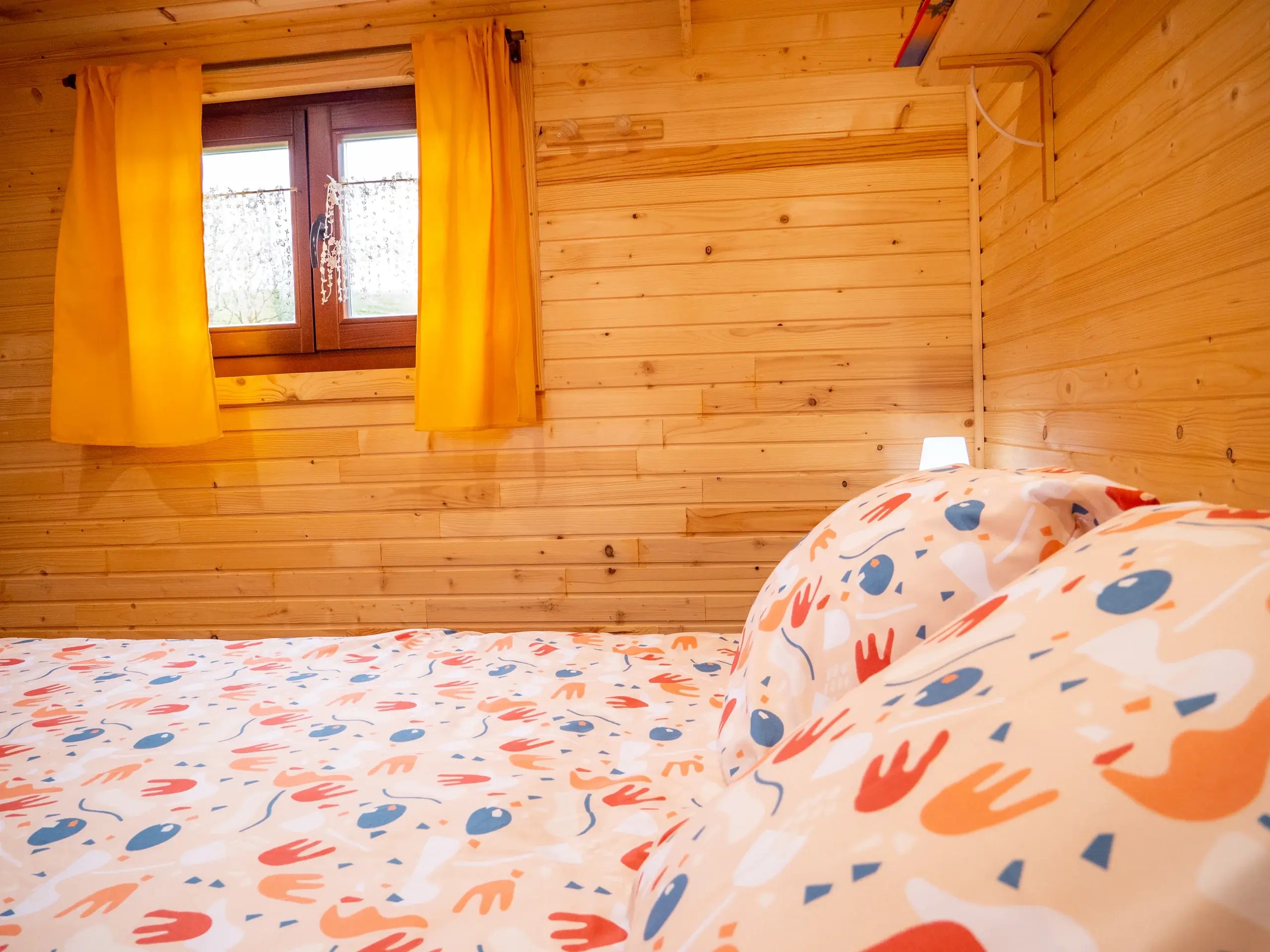 Roulotte Les Rouges-gorges — Séjour insolite avec spa à Ariège à Vernajoul — chambre