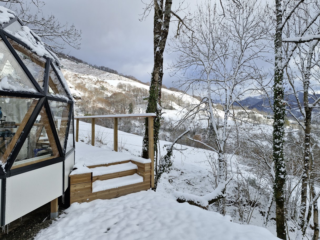Bulle de neige et nature — Dôme avec spa à Cantal à Saint-Jacques-des-Blats — environnement naturel