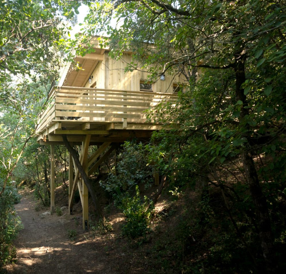 Cabane Isba : une expérience suspendue en Languedoc-Roussillon à Villalier — environnement naturel