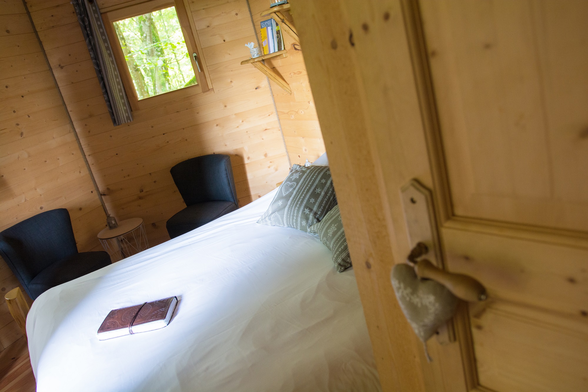 A la Folie : une cabane perchée au cœur de l'Aquitaine à Coulx — chambre