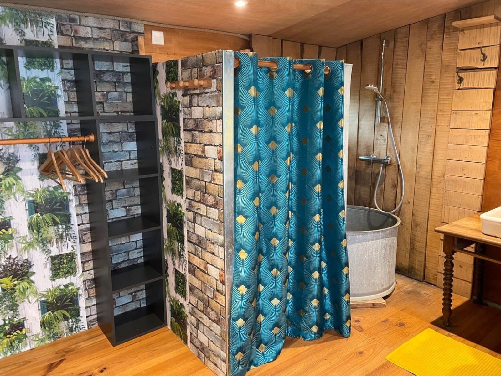 La cabane L'insolite Tanière — Séjour relaxant avec spa à Gers à Riguepeu — cuisine