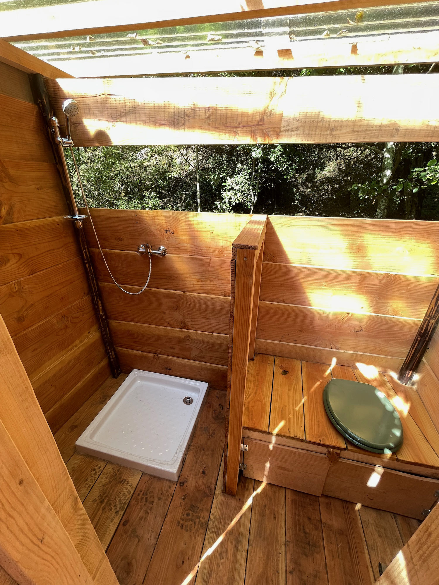 Un dôme secret au cœur de la nature languedocienne à Prémian — salle de bain