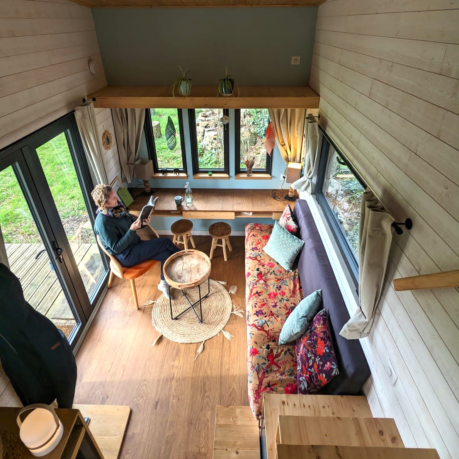 Évasion dans la Tiny House Lagon bleu en Bretagne à Saint-M'hervé — vue intérieure