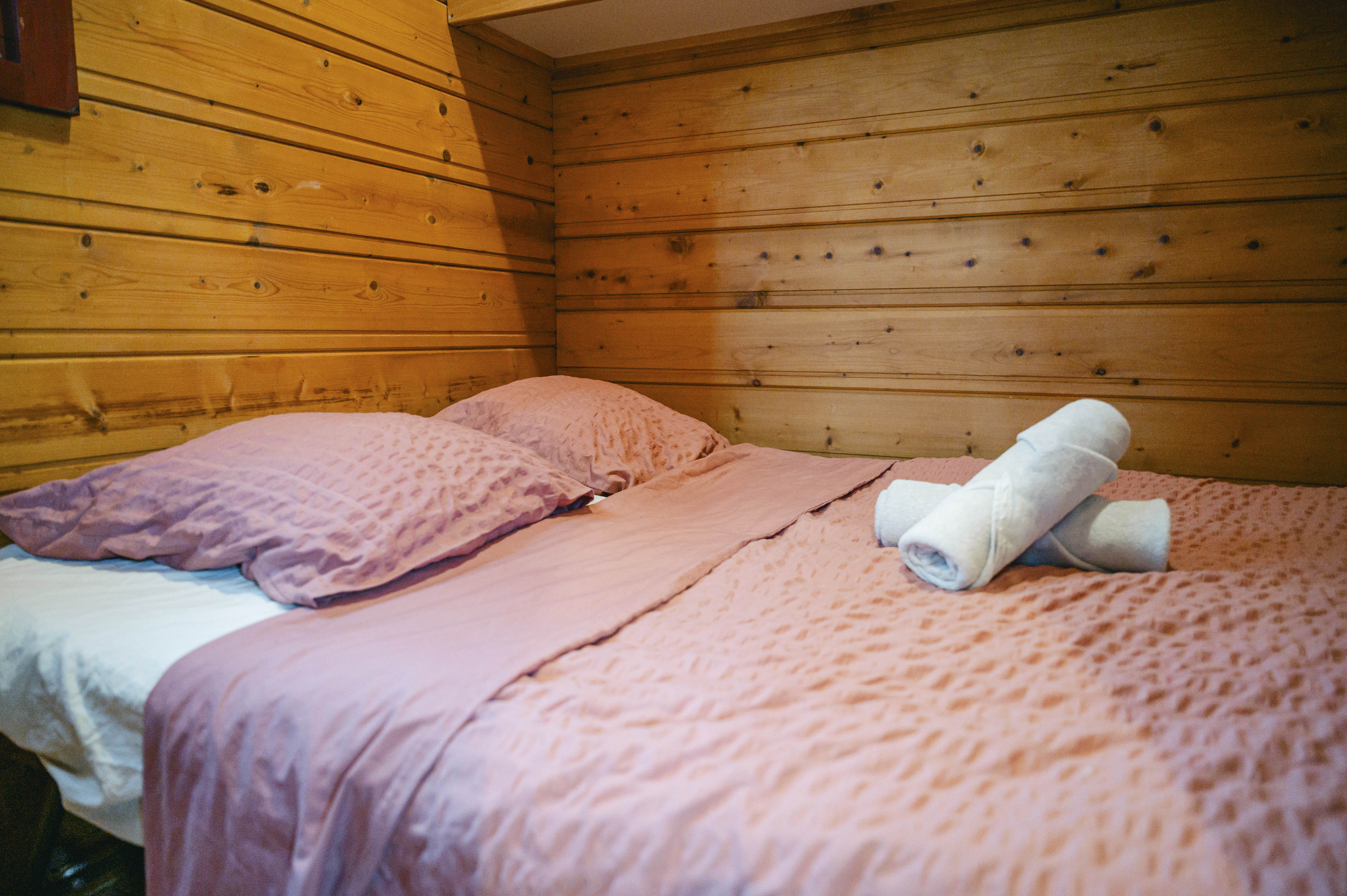 Chalet Milan : un refuge romantique en Auvergne à Neuveglise-Sur-Truyère — chambre