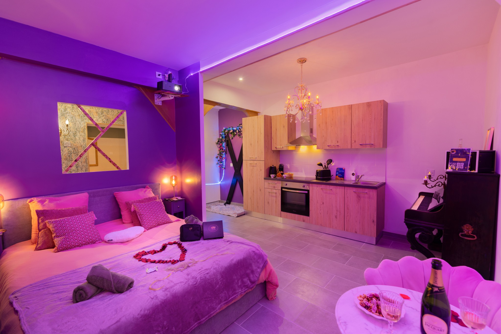 Le bridger love & Spa — Love Room avec spa à Aude à Gaja-et-Villedieu — vue intérieure