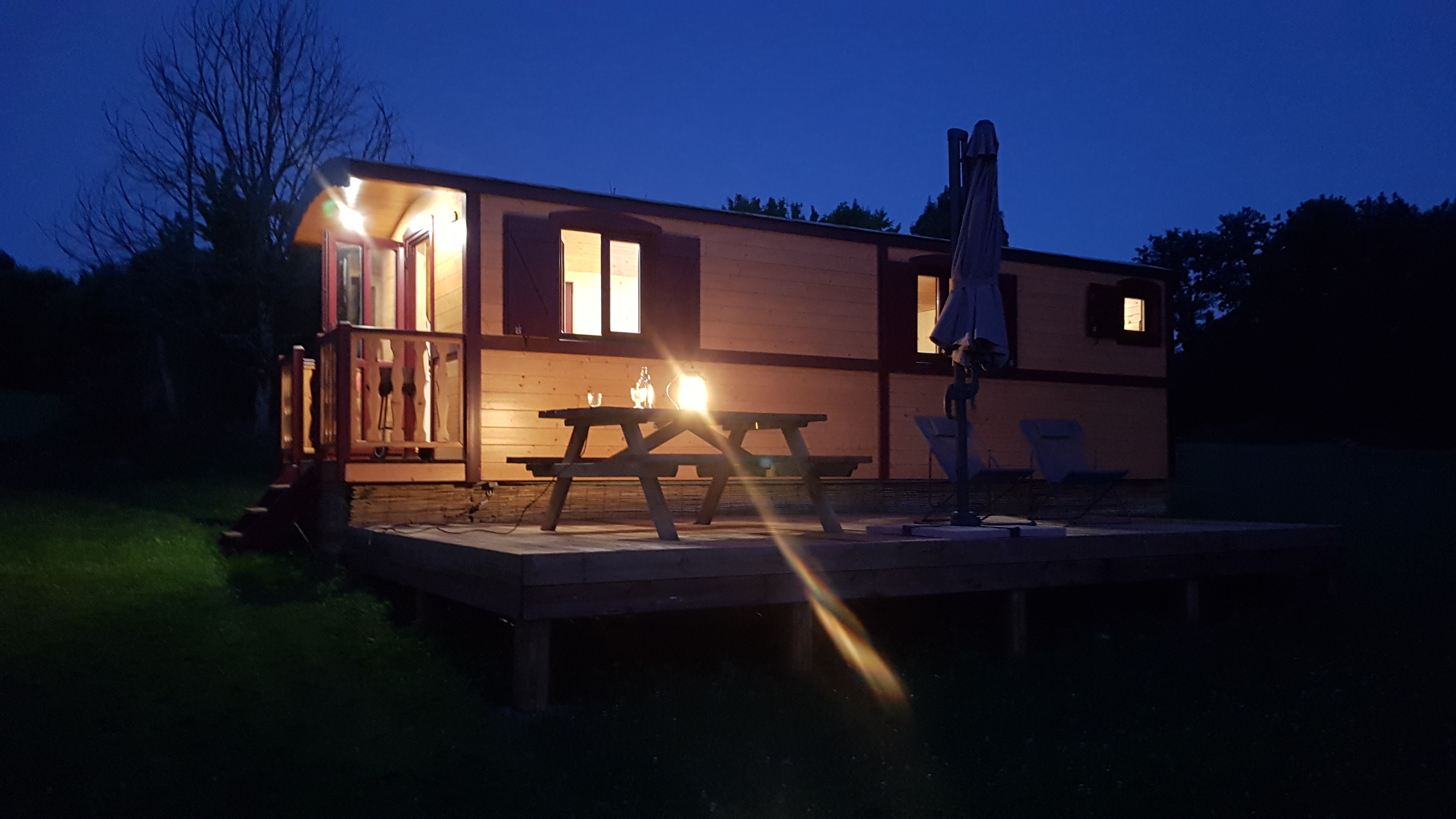 Roulotte Pouypardin — Nuit insolite avec spa à Gers à Riguepeu — vue intérieure
