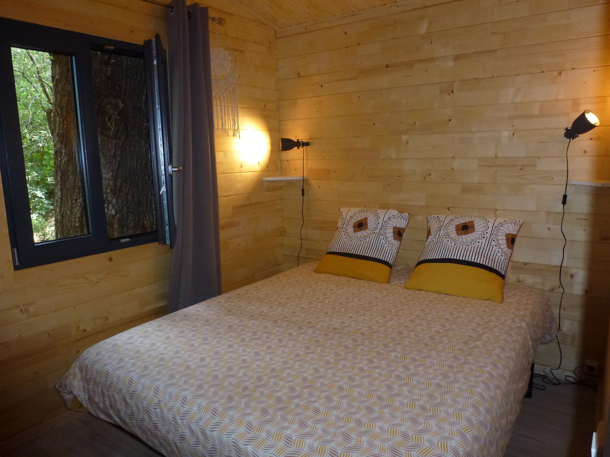 Une cabane insolite au cœur de la nature en Rhône-Alpes à Châteauneuf Sur Isère — vue intérieure