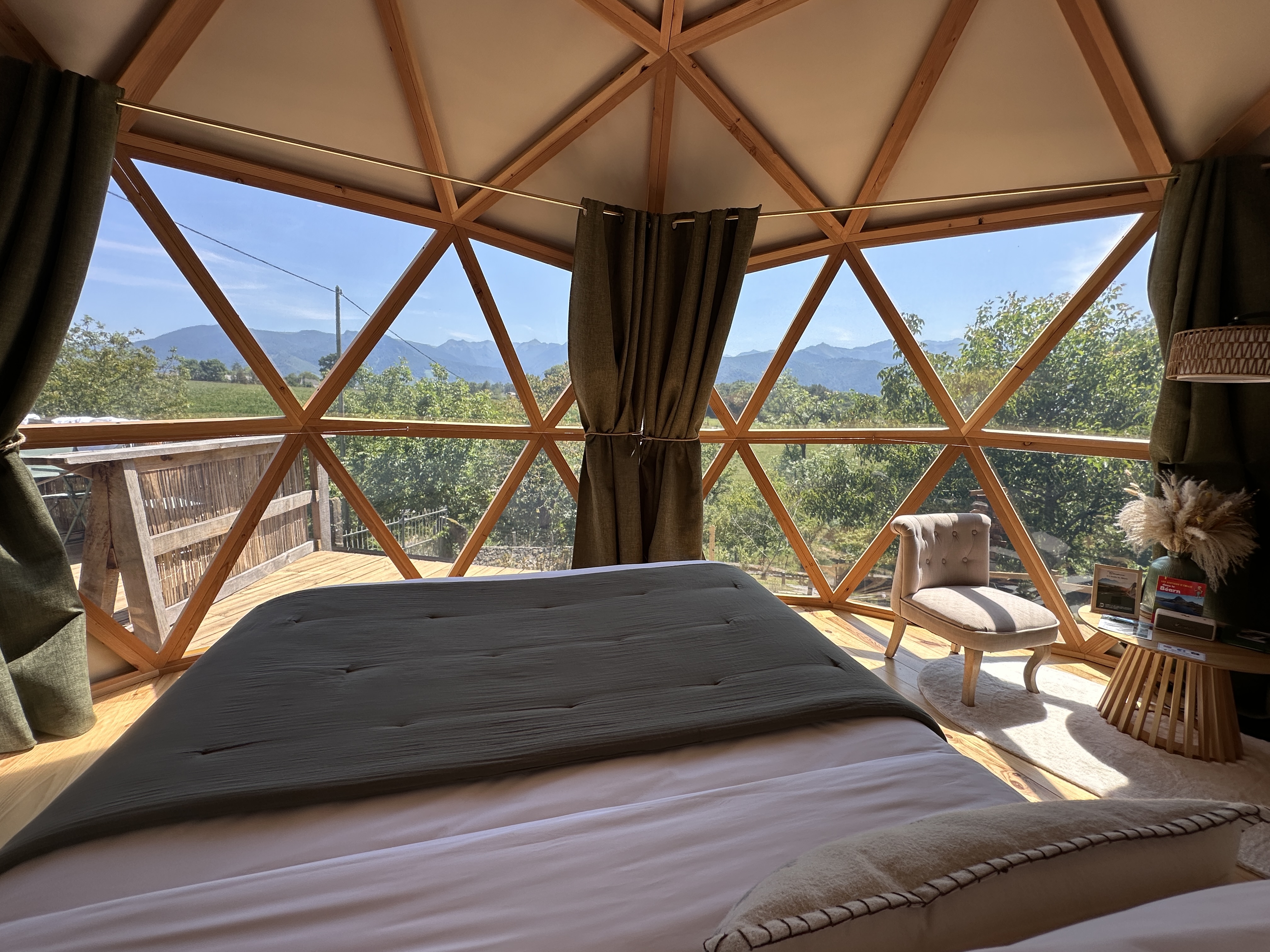 Le dôme avec spa privatif — Nuit romantique avec vue sur les Pyrénées à Pau — vue intérieure