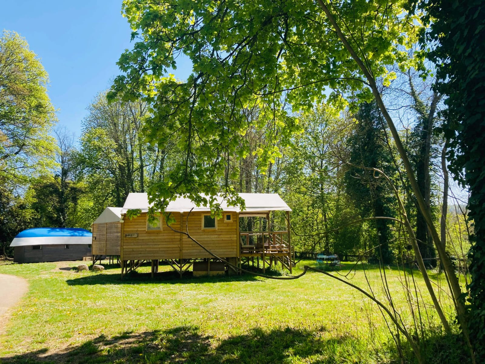 La cabane familiale du trappeur : une escapade enchantée à Bar Sur Aube — chambre