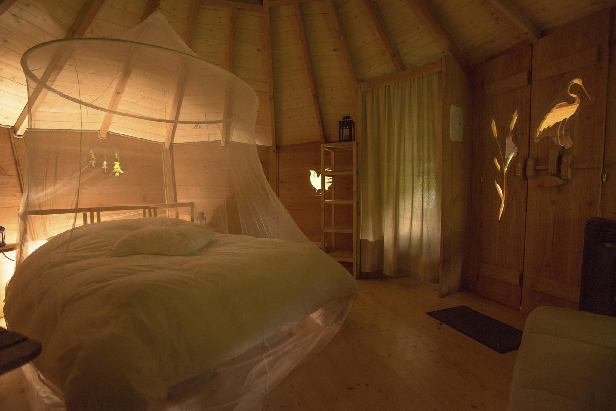 Cabane sur pilotis au fil de l'eau en Alsace à Grandfontaine — espace de vie