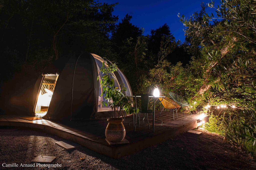 Bulle Provence & Piscine — Nuit étoilée en Drôme à Valence — détail architectural