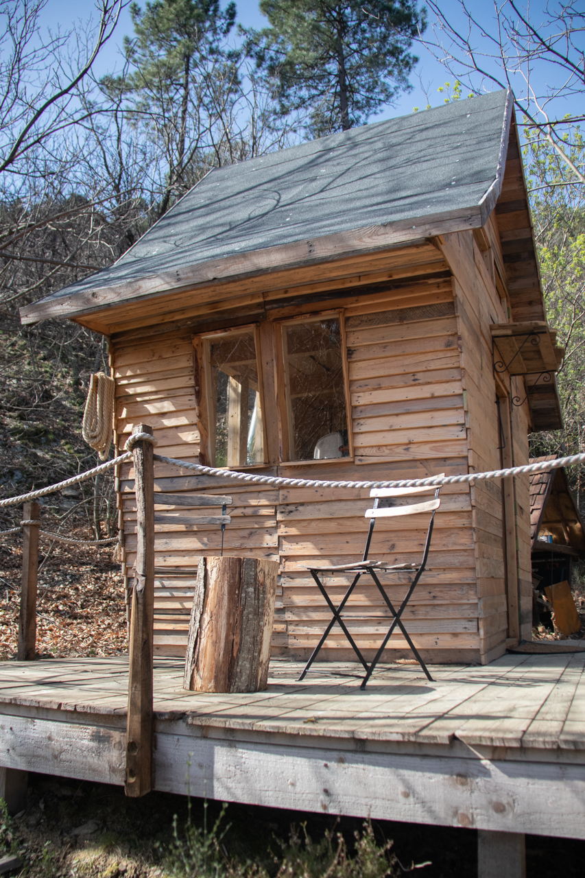 La Cabane d'Émerveille : un refuge enchanteur en Languedoc-Roussillon à Mialet — espace de vie