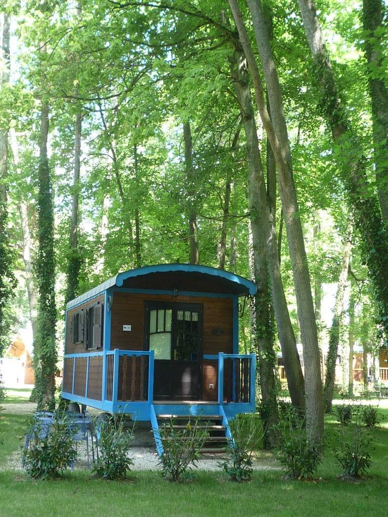 Cabane de Vendredi : une évasion en pleine nature à Bar Sur Aube — détail architectural