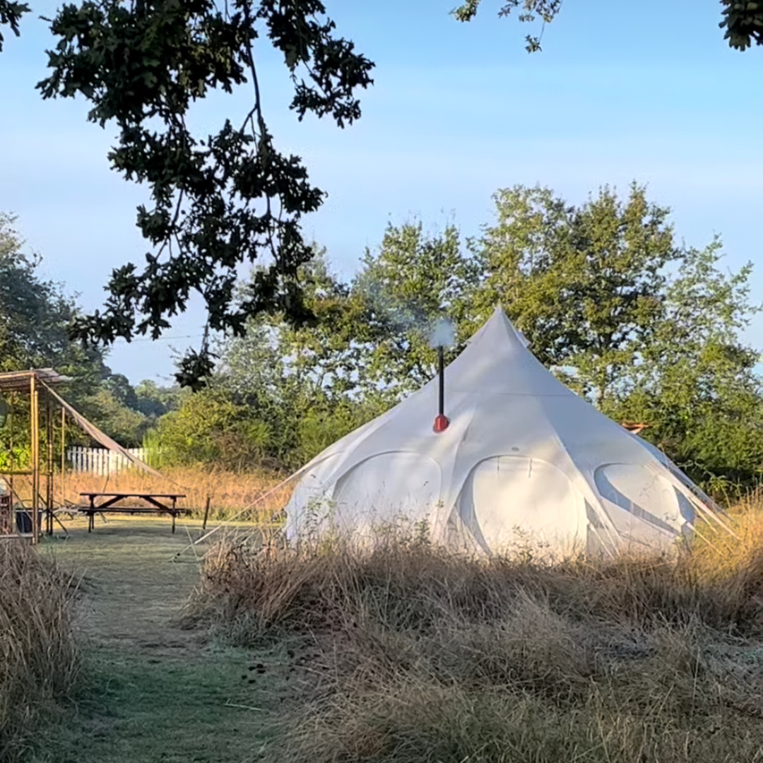 Dormir à la belle étoile — Tente Lotus Belle avec piscine à Indre à Châteauroux — environnement naturel