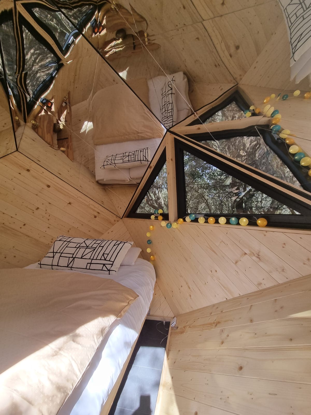 Le Miroir & filet suspendu : une expérience inclassable en Languedoc-Roussillon à Maureillas-Las-Illas — détail architectural
