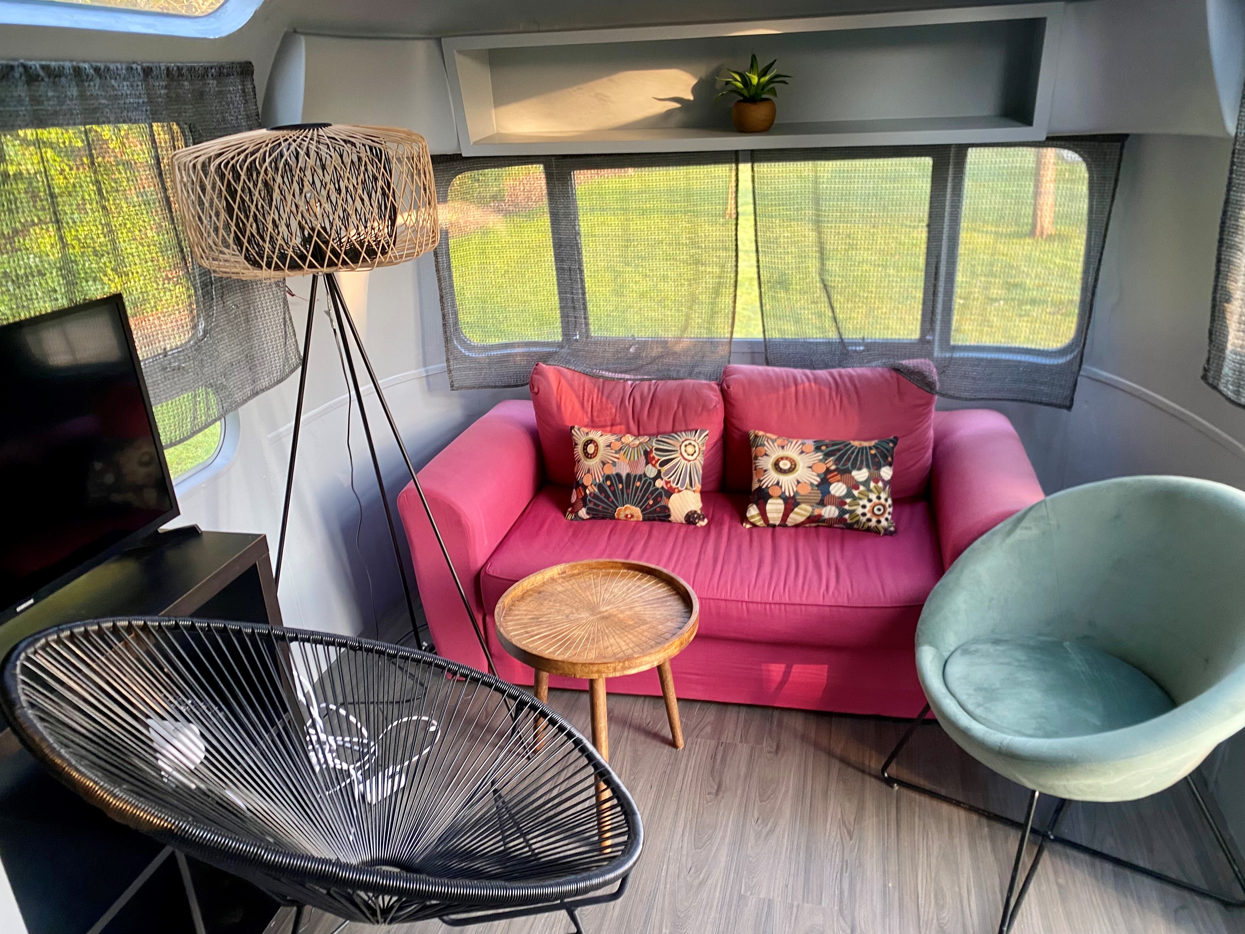 Caravane Airstream — Glamping avec spa à Isère à Saint-Quentin-sur-Isère — chambre
