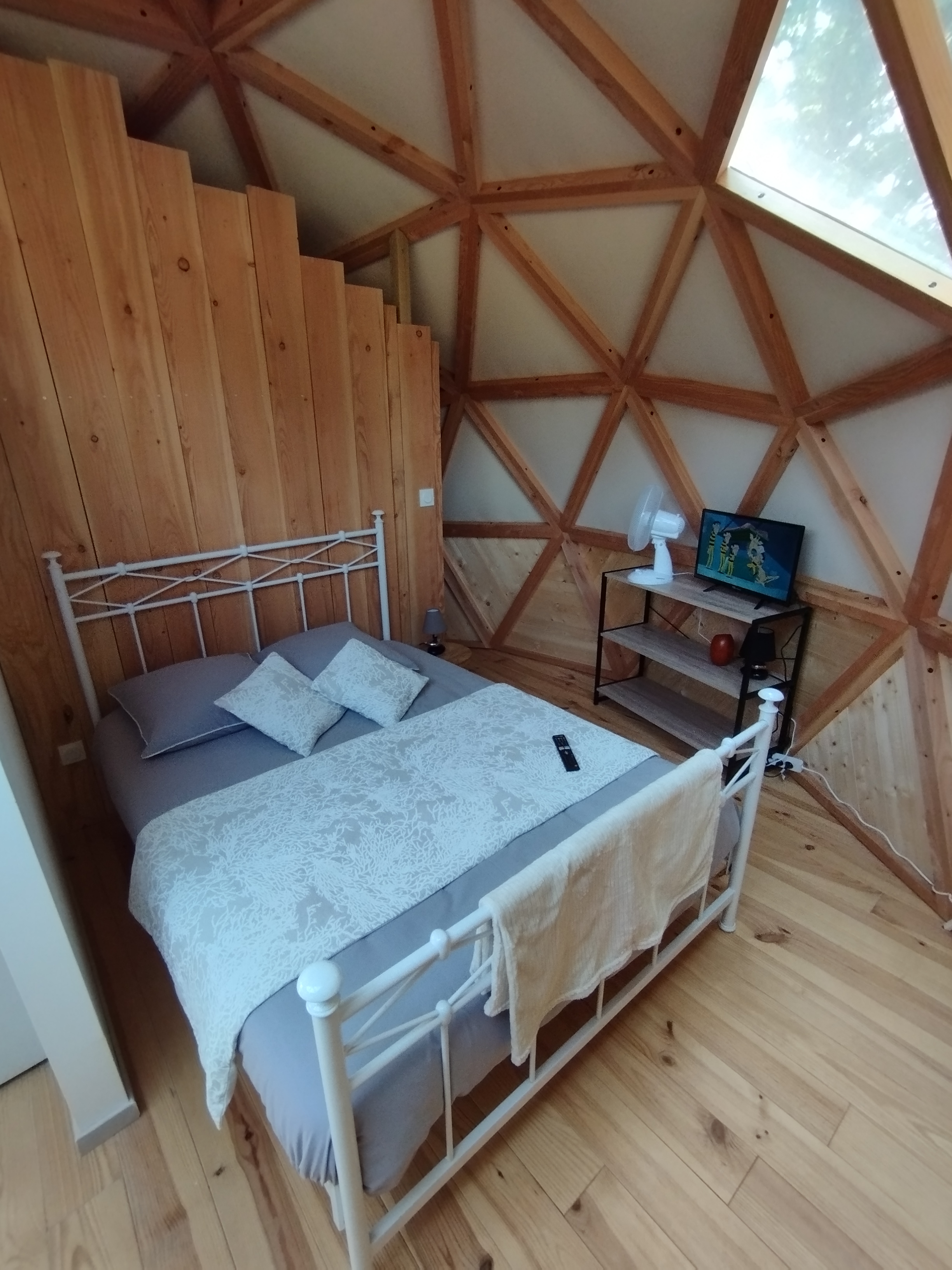 Le Dôme géodésique cocooning & Spa — Dôme avec spa à Yonne à L'Orée des 4 chemins — détail architectural