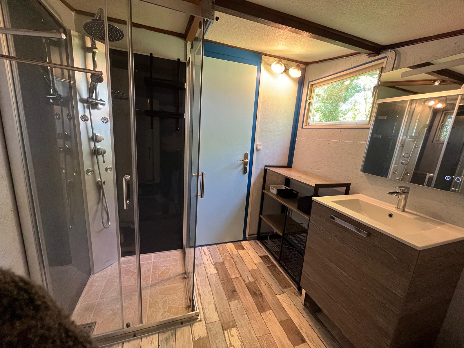 Le Refuge Des Bois de Morphée : une cabane immersive en pleine nature à Escamps — vue depuis la terrasse