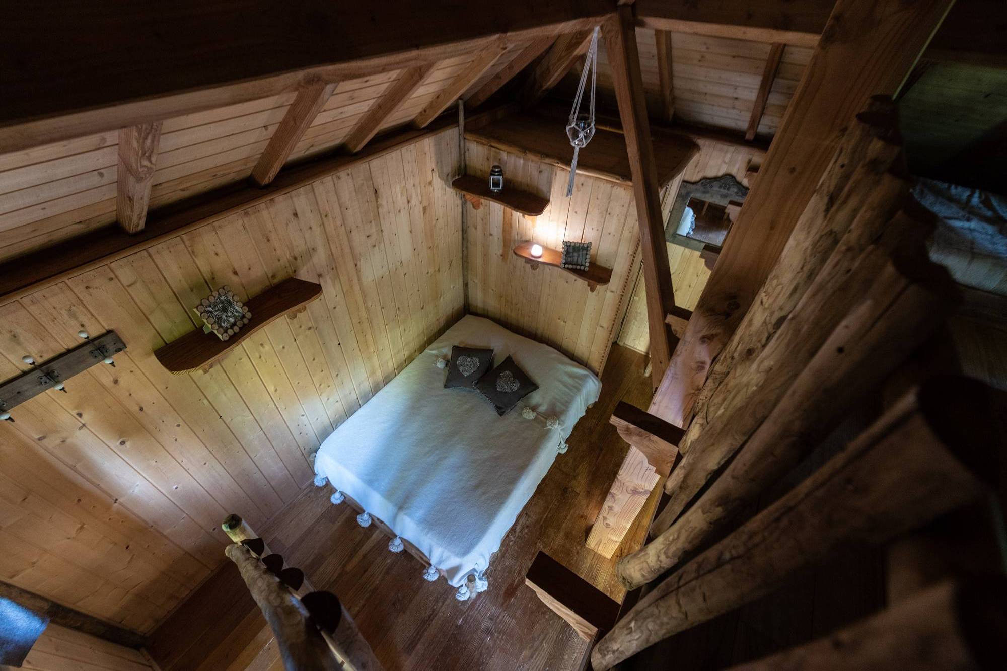 Cabane Ours : une expérience suspendue dans les arbres à Saint-Julien-Labrousse — environnement naturel