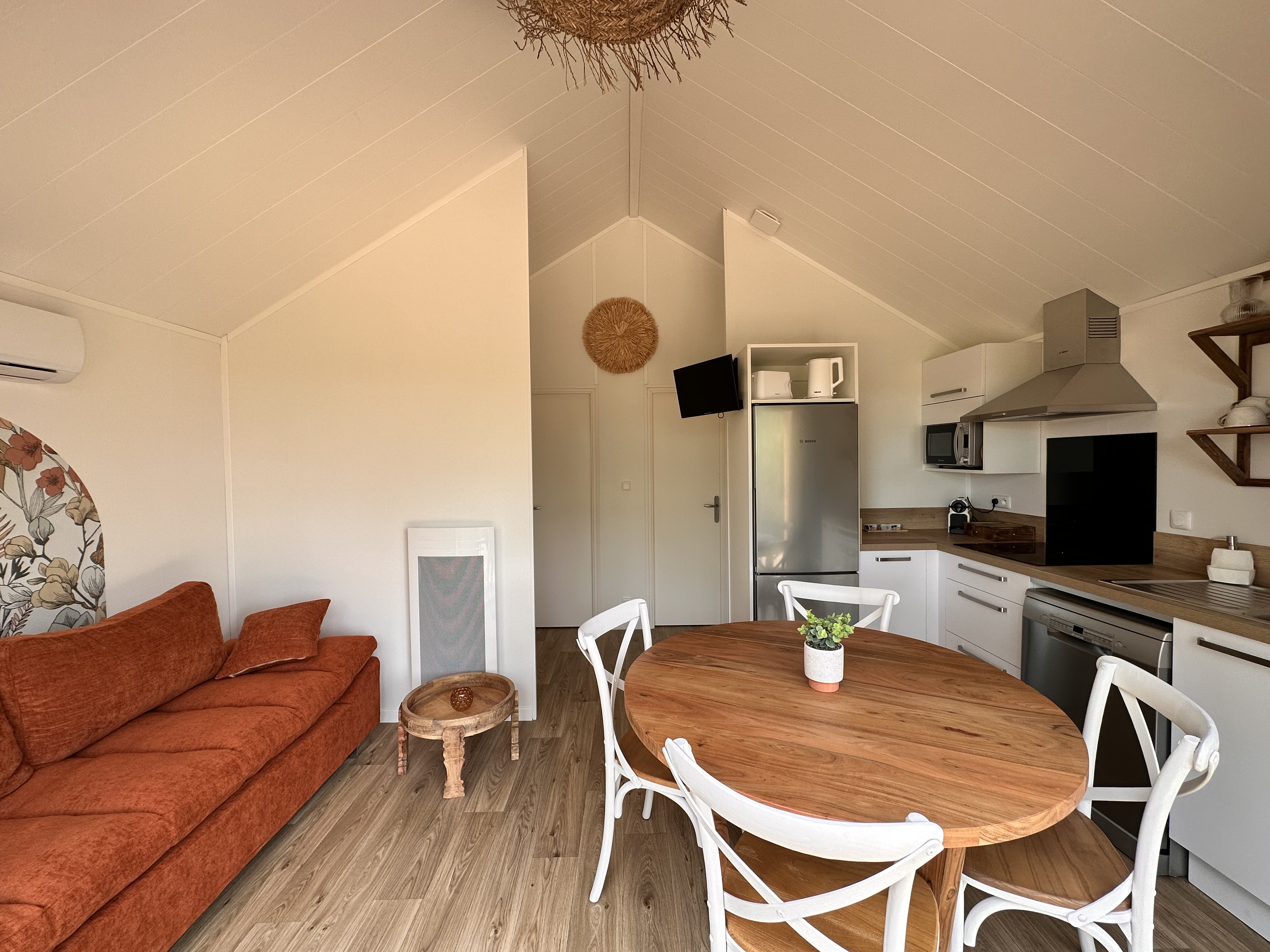 Lodge bohème avec spa : une évasion en pleine nature à Vairé — espace de vie