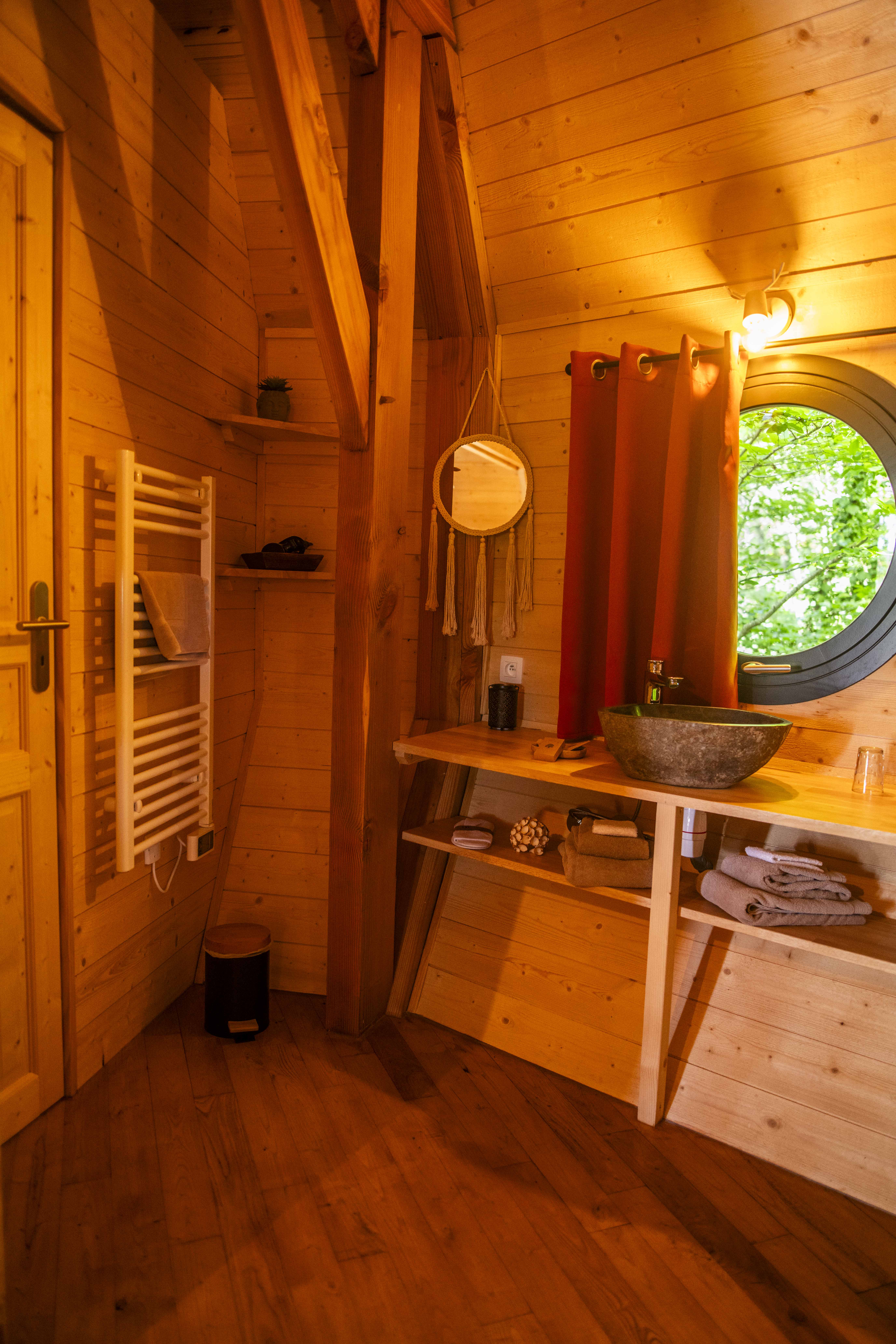 La Cabane la Vigne & Spa : une évasion dans les arbres à Martillac — vue depuis la terrasse